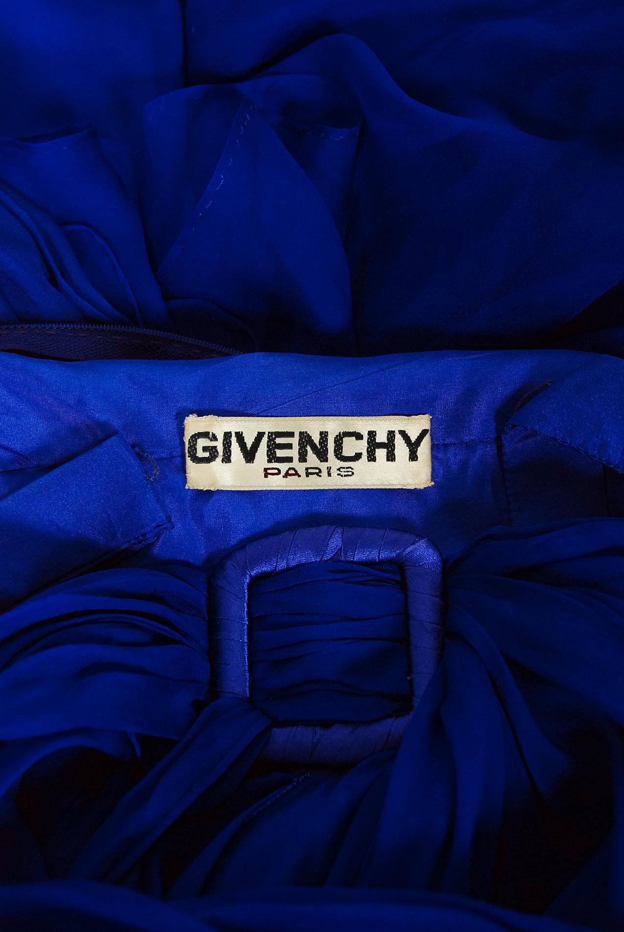 Givenchy - Robe caftan en mousseline de soie drapée bleu cobalt, haute couture, vintage 1967 en vente 9