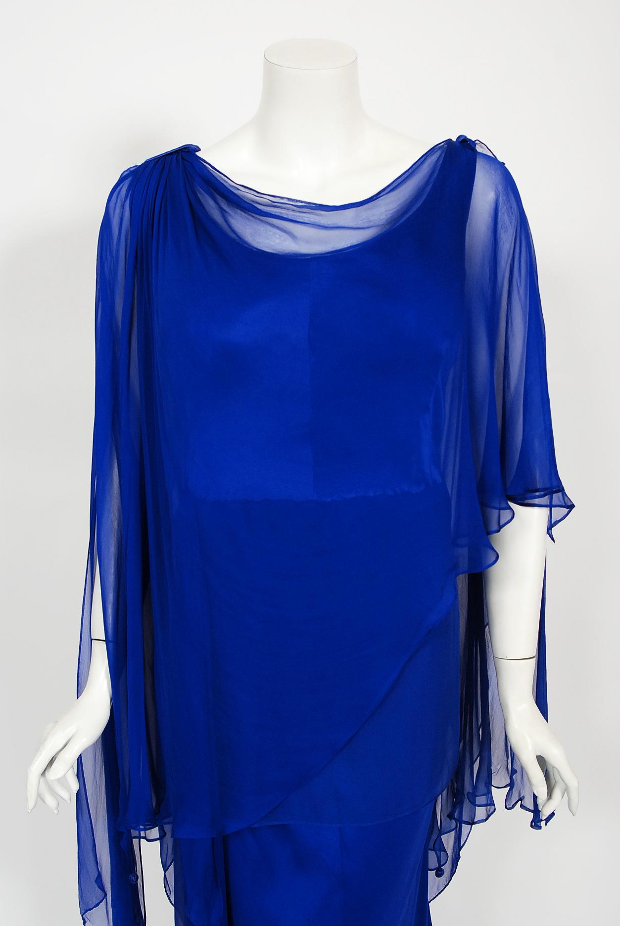 Une magnifique robe haute couture numérotée Givenchy en mousseline de soie bleu royal drapée datant de sa collection automne-hiver 1967. Cette robe de style caftan a été réalisée sur mesure pour une cliente de grande taille, ce qui est de plus en