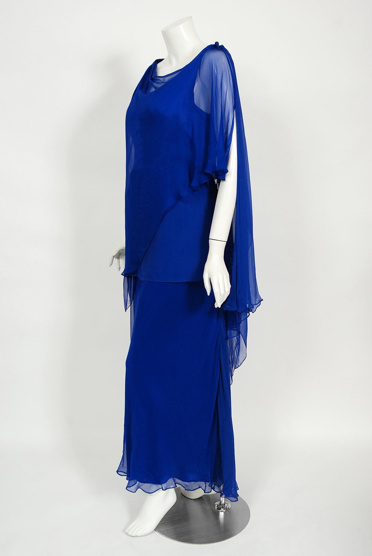 Givenchy - Robe caftan en mousseline de soie drapée bleu cobalt, haute couture, vintage 1967 en vente 1