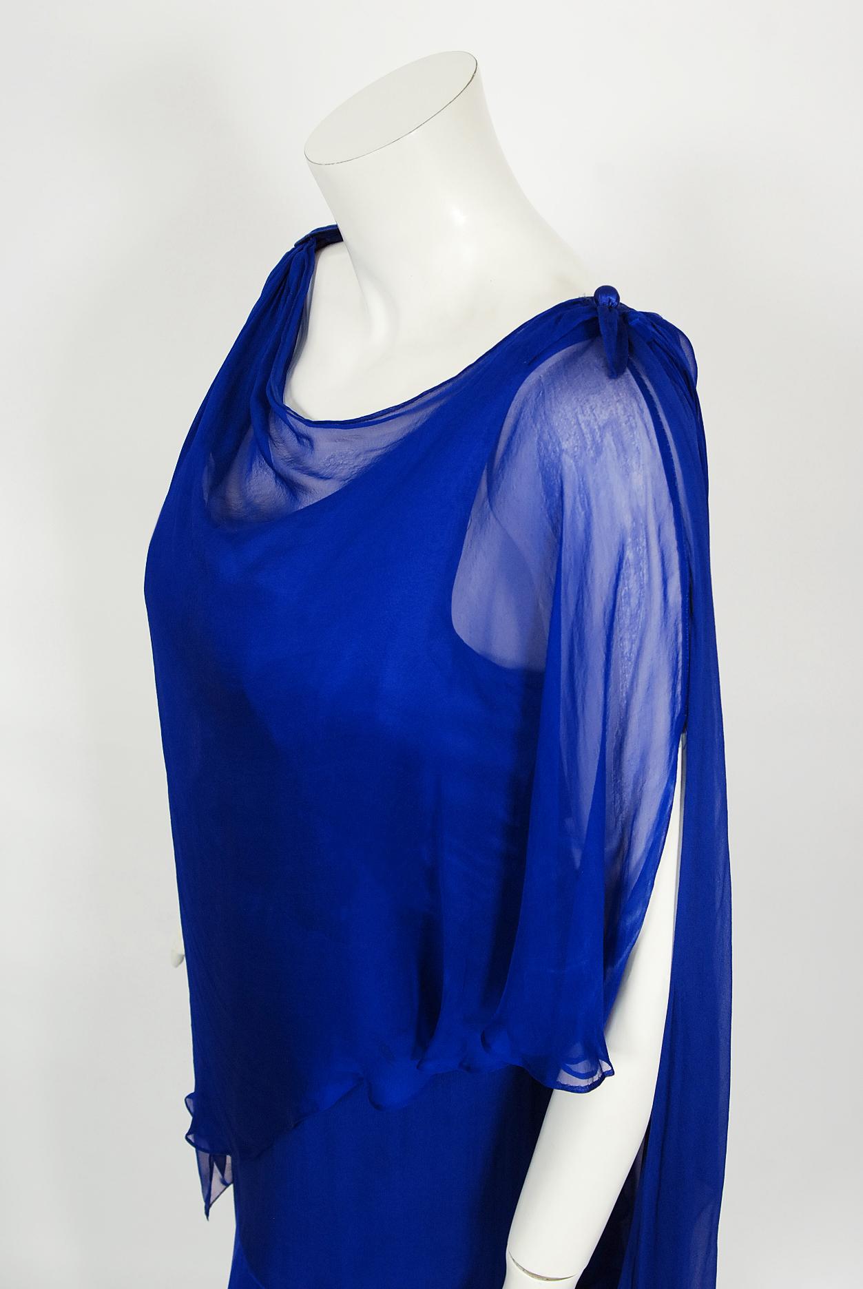 Givenchy - Robe caftan en mousseline de soie drapée bleu cobalt, haute couture, vintage 1967 en vente 2