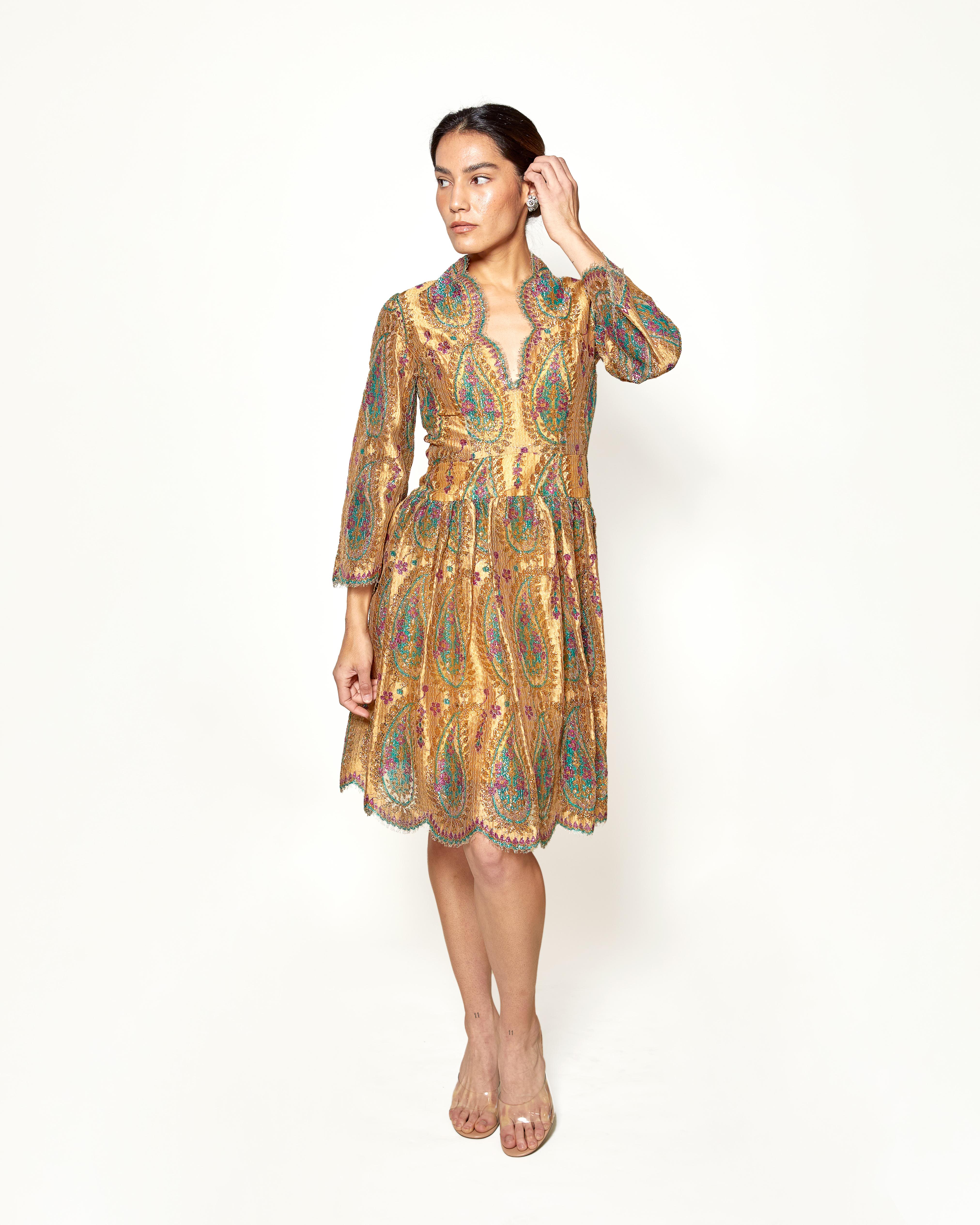Eleva il tuo guardaroba con questo squisito abito vintage del 1968 di Bill Blass for Maurice Rentner. Caratterizzato da un design in pizzo integrale con una lussuosa fodera in seta, il luccichio dell'oro aggiunge un tocco di regalità a questo abito