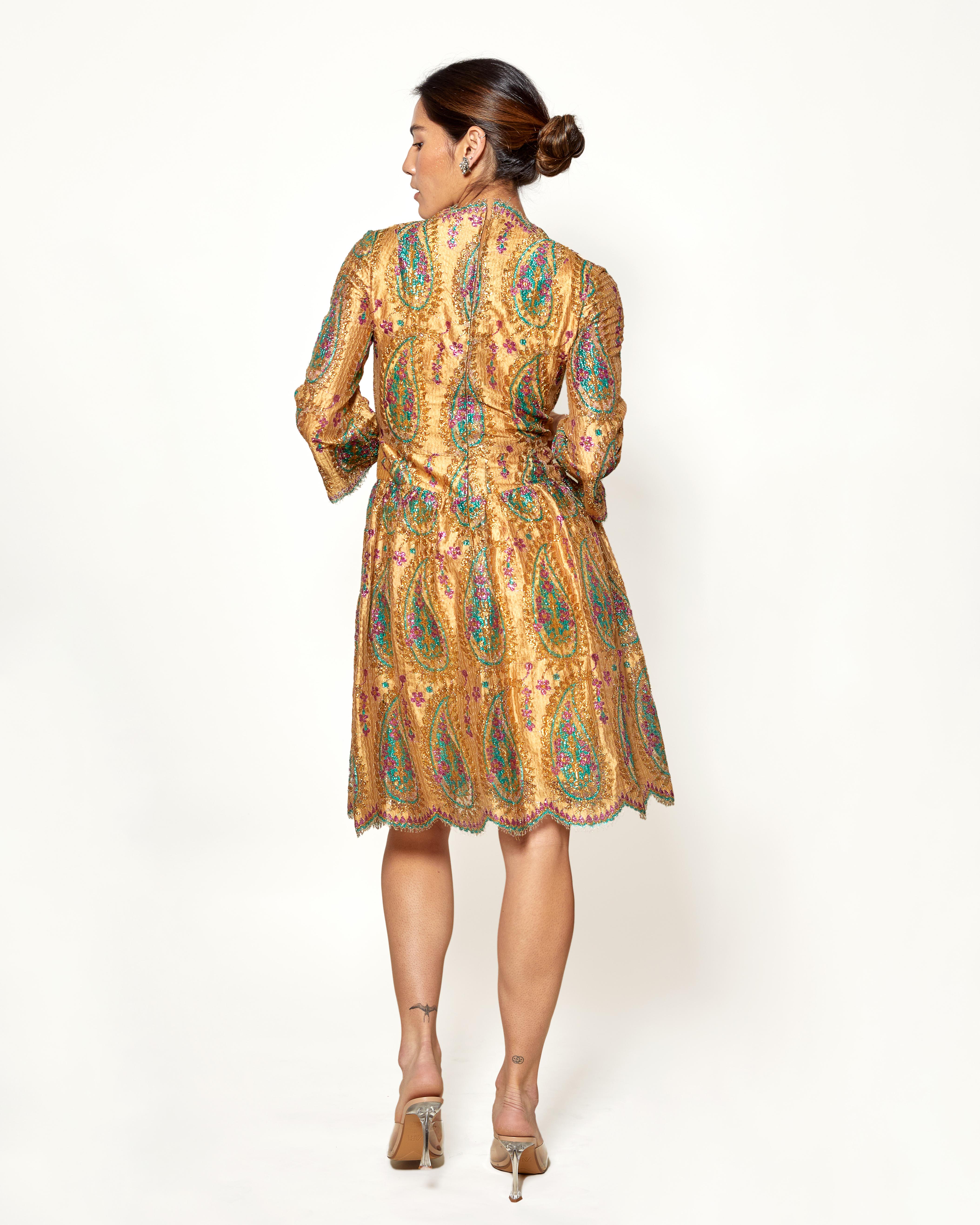 Marrone Bill Blass for Maurice Rentner, abito d'epoca del 1968 in pizzo d'oro con motivo Paisley in vendita
