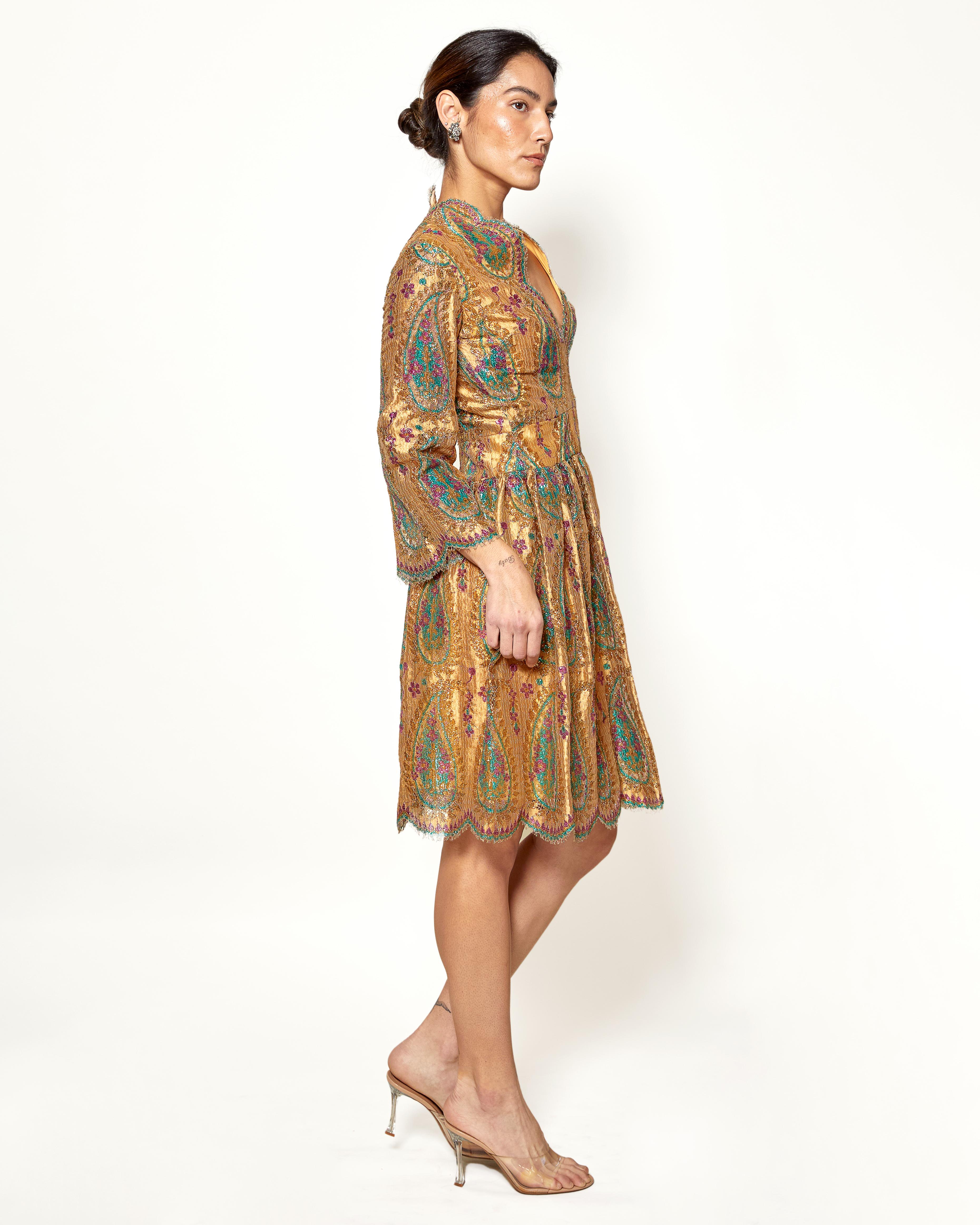 Donna Bill Blass for Maurice Rentner, abito d'epoca del 1968 in pizzo d'oro con motivo Paisley in vendita