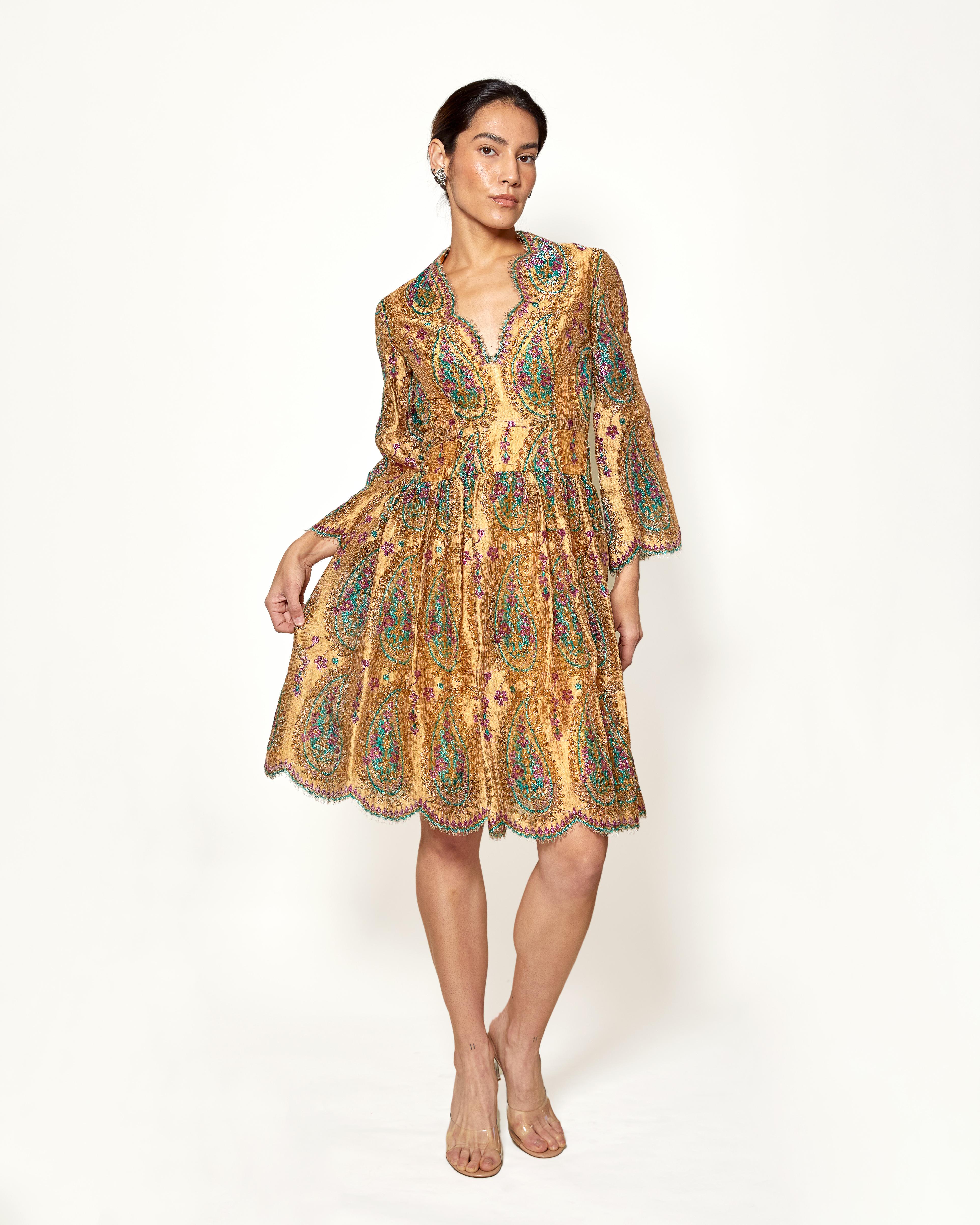 Bill Blass for Maurice Rentner, abito d'epoca del 1968 in pizzo d'oro con motivo Paisley in vendita 1