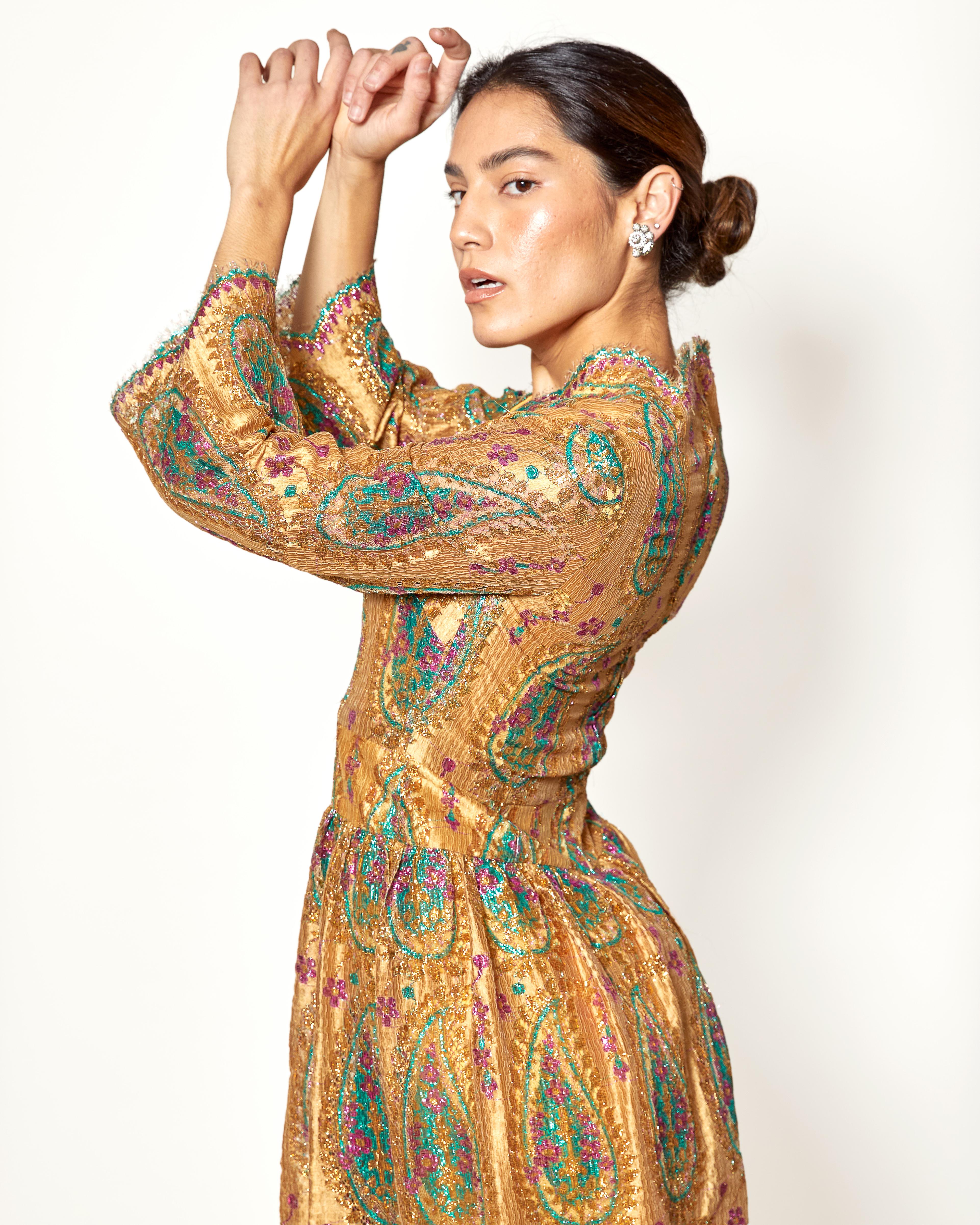 Bill Blass for Maurice Rentner, abito d'epoca del 1968 in pizzo d'oro con motivo Paisley in vendita 3