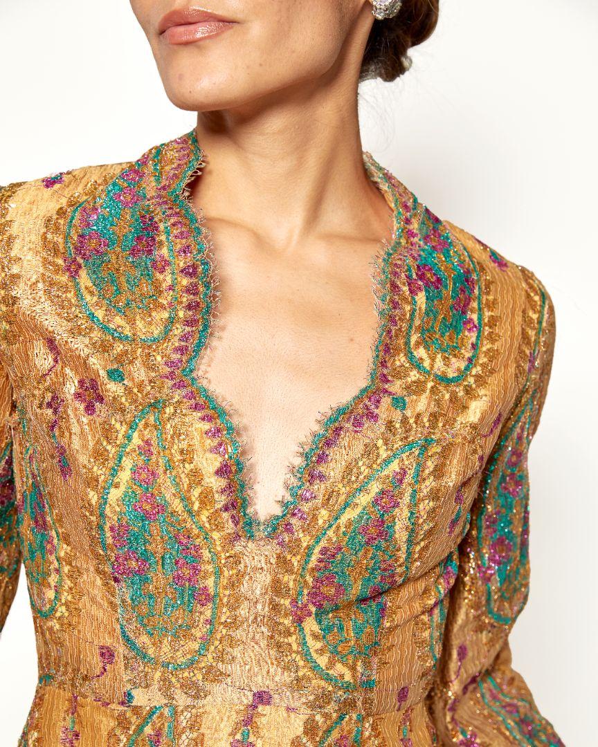 Bill Blass for Maurice Rentner, abito d'epoca del 1968 in pizzo d'oro con motivo Paisley in vendita 4