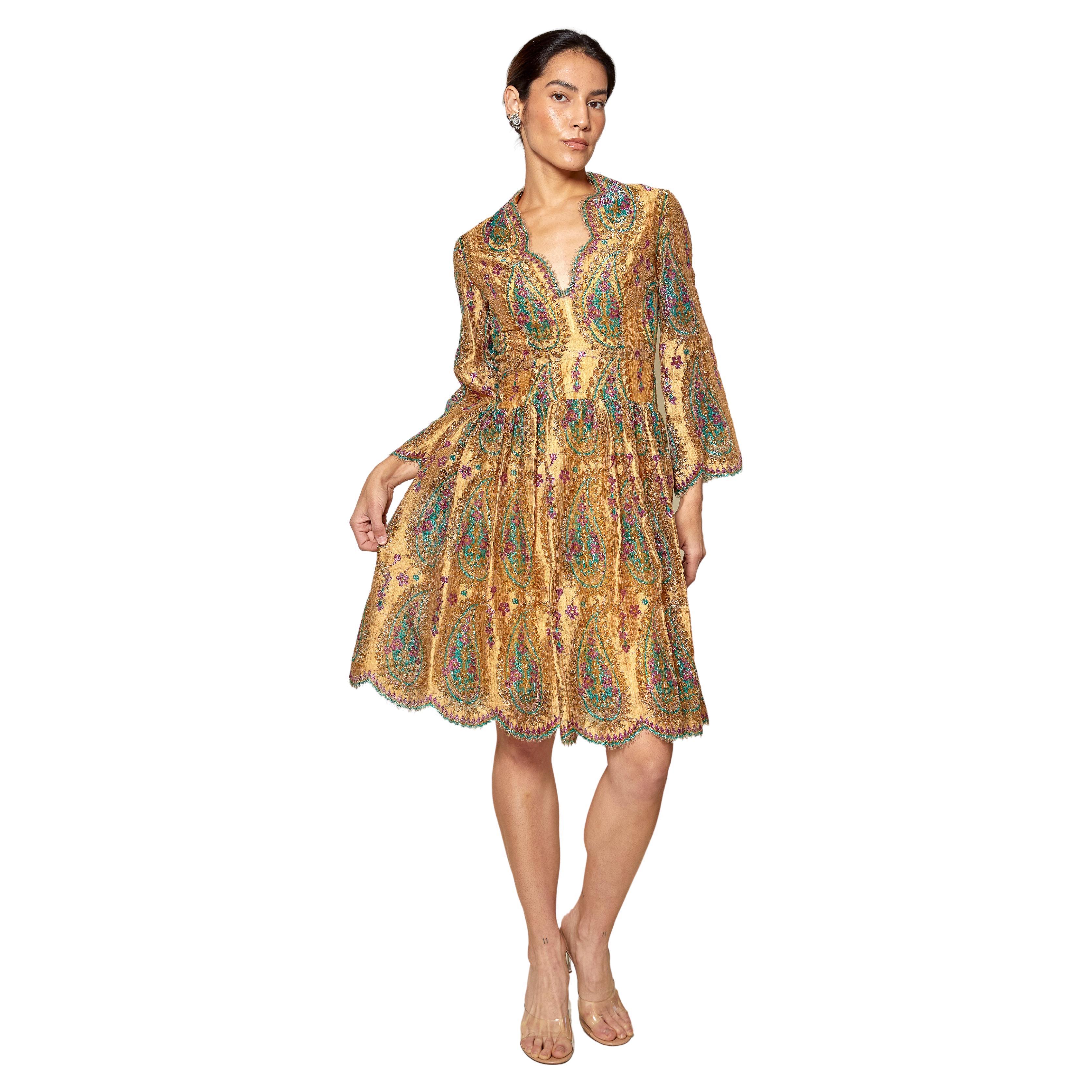 Bill Blass for Maurice Rentner, abito d'epoca del 1968 in pizzo d'oro con motivo Paisley in vendita