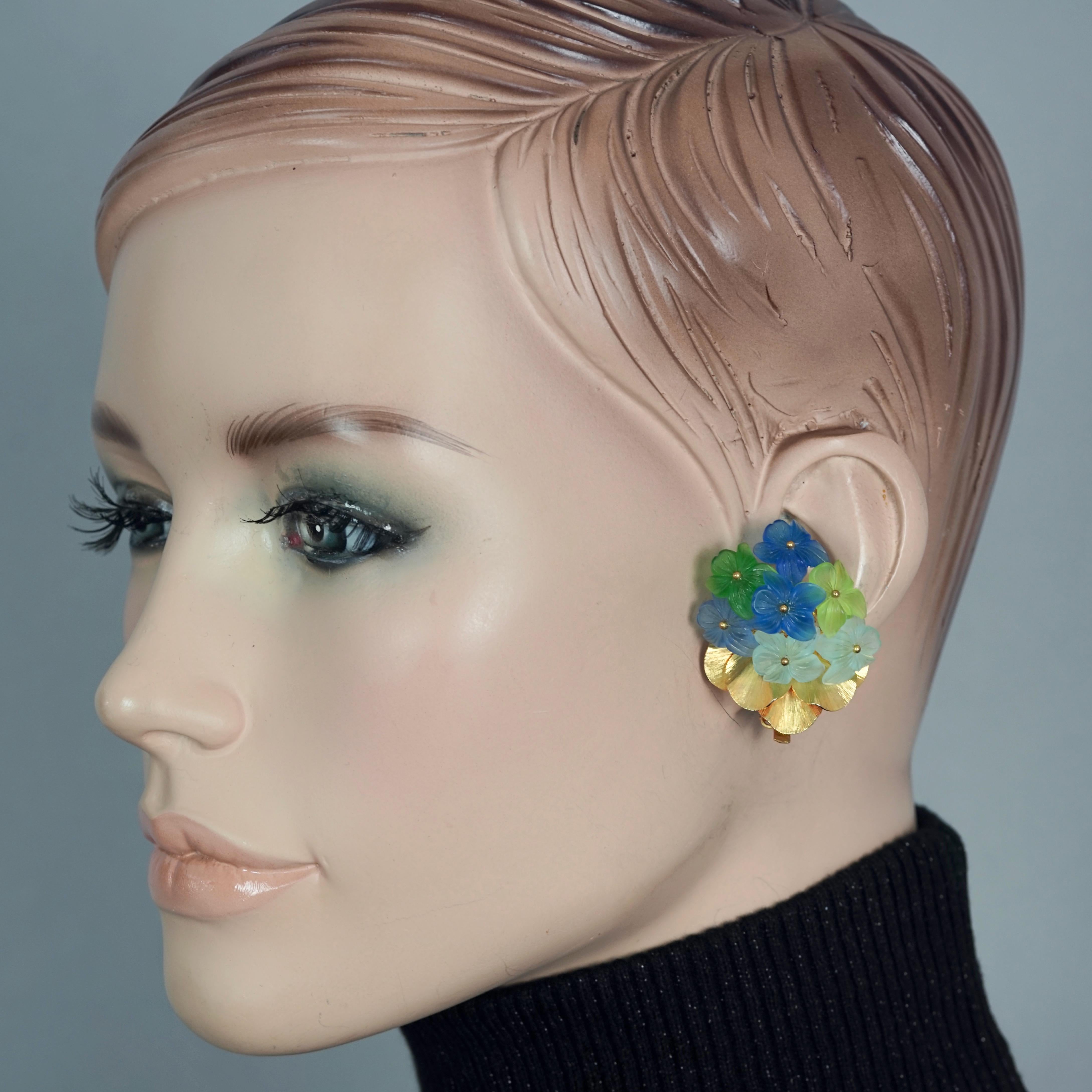 Vintage 1968 CHRISTIAN DIOR Lucite Bouquet Flower Earrings

Measurements:
Height: 1.49 inches (3.8 cm)
Width: 1.26 inches (3.2 cm)
Weight: 7 grams

Features:
- 100% Authentic CHRISTIAN DIOR.
- Bouquet of lucite flowers.
- Gold tone hardware.
-