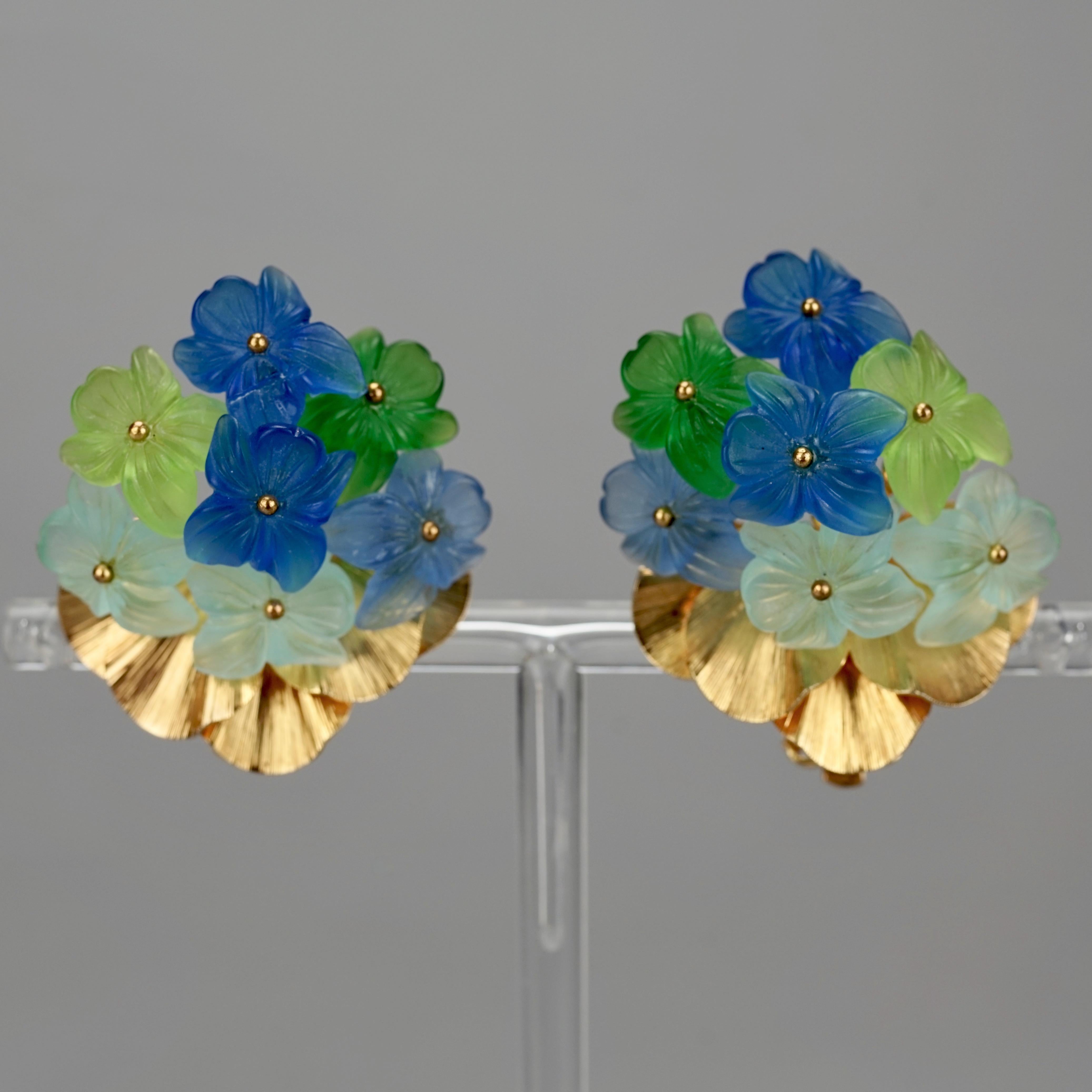 Vintage 1968 CHRISTIAN DIOR Lucite Bouquet Flower Earrings In Excellent Condition For Sale In Kingersheim, Alsace