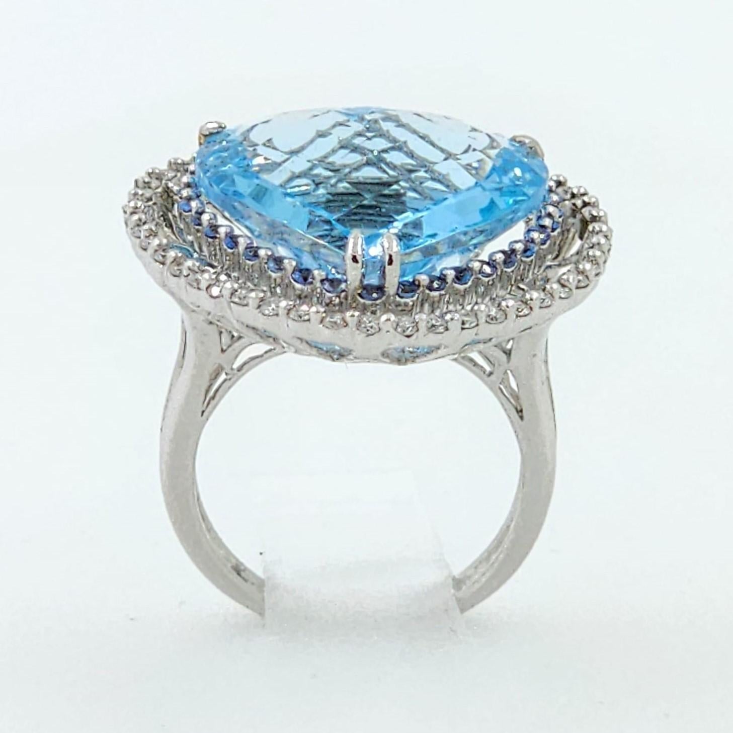 19.68 Karat Blauer Topas Blauer Saphir Diamantring aus 18 Karat Weißgold (Herzschliff) im Angebot