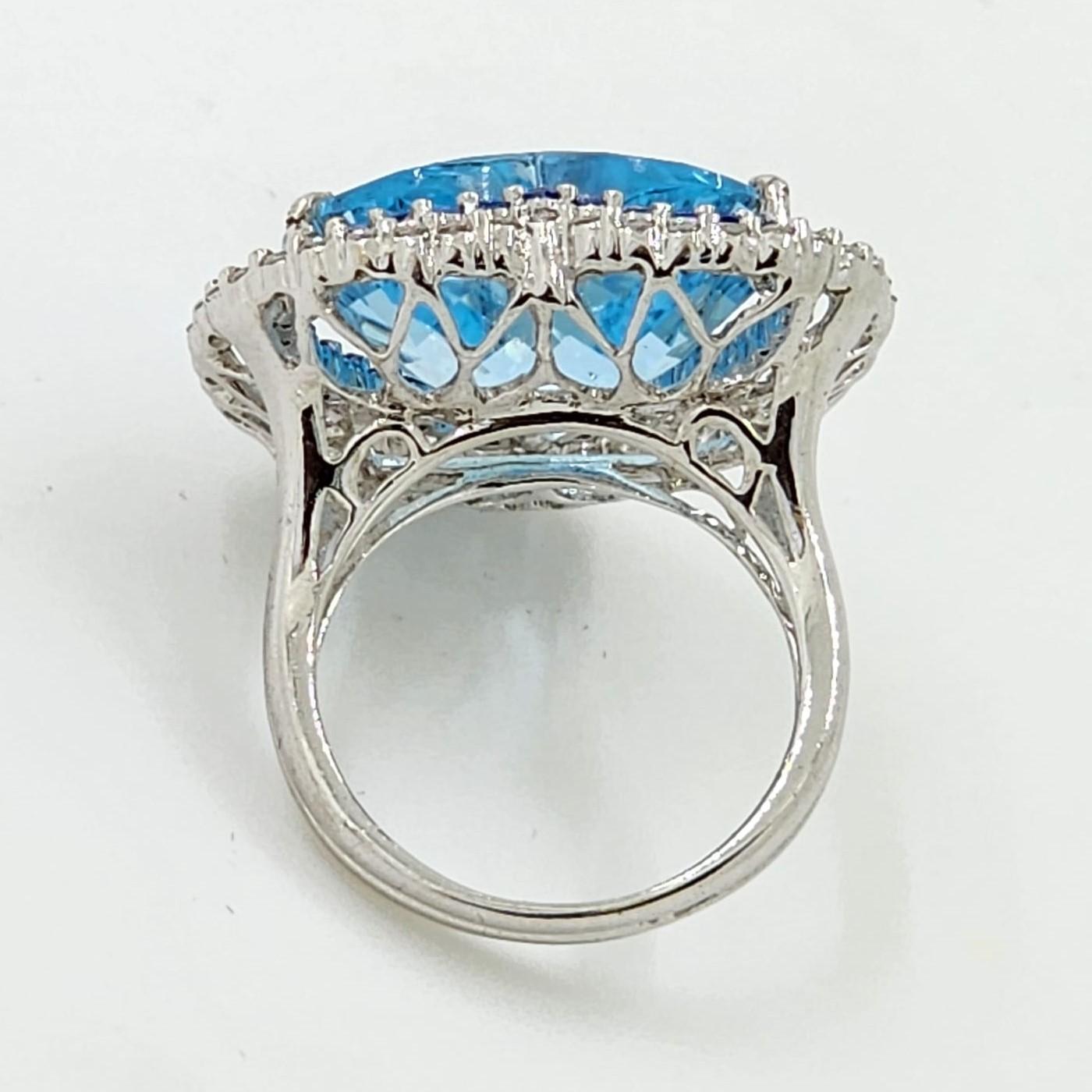  Vintage 19.68 Ct Blue Topaz Blue Sapphire Diamond Ring in 18 Karat White Gold In New Condition For Sale In Hong Kong, HK