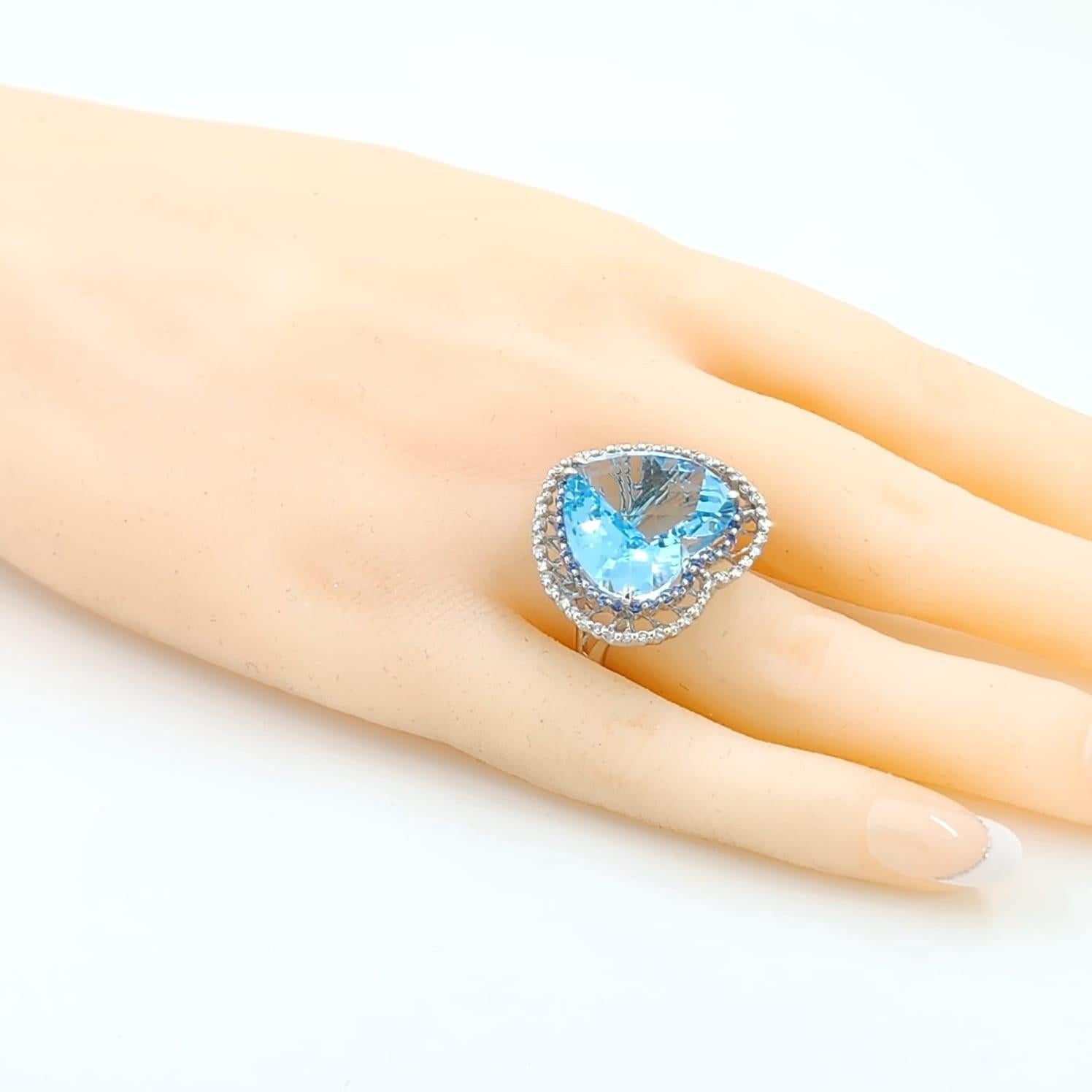 Women's  Vintage 19.68 Ct Blue Topaz Blue Sapphire Diamond Ring in 18 Karat White Gold For Sale