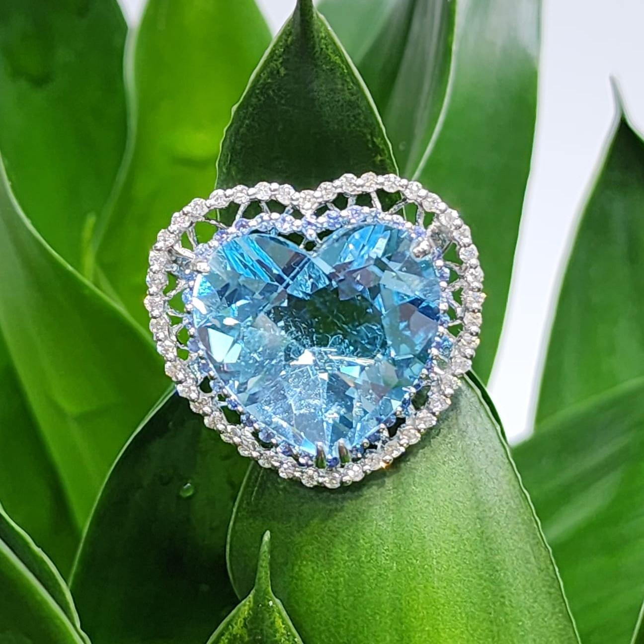  Vintage 19.68 Ct Blue Topaz Blue Sapphire Diamond Ring in 18 Karat White Gold For Sale 2