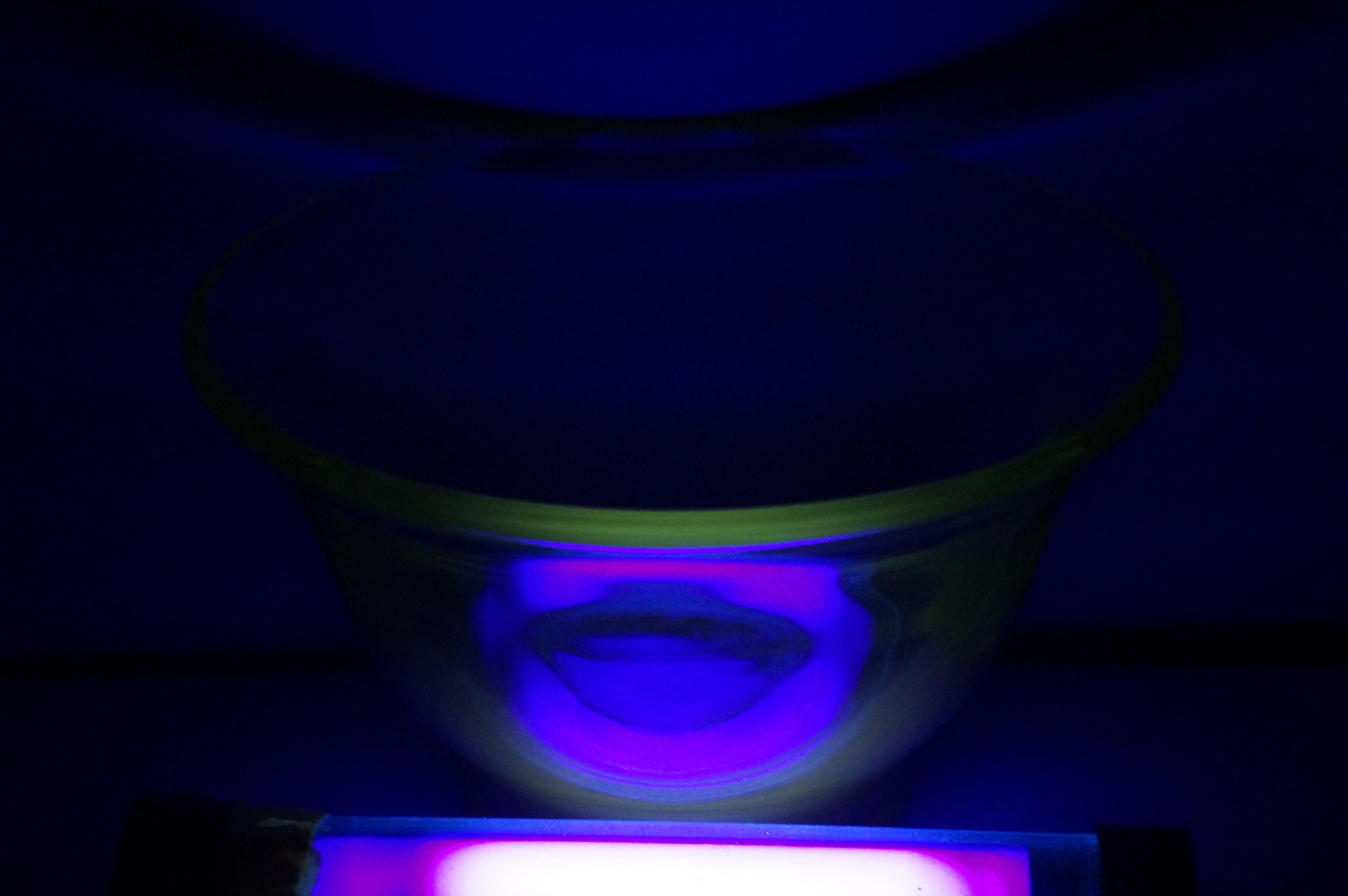 Vintage 1968 Dominick Labino Uranium Green Studio Art Glass Bowl Dish 7