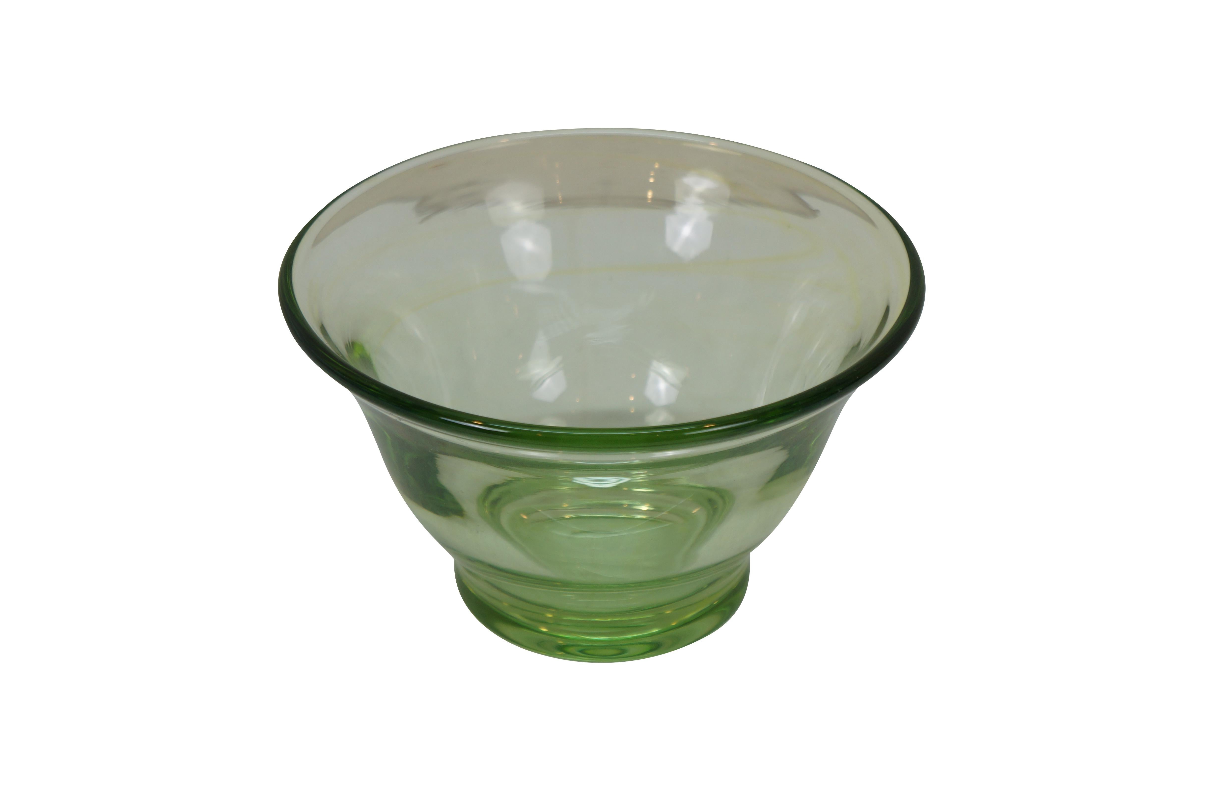 Vintage mid 20th century art glass bowl / dish by Dominick Labino. Plat en verre vert translucide au design simple, avec une base dense et effilée et une bouche légèrement évasée.  Marqué Labino 1968  sur la base. Faible lueur verte à la lumière