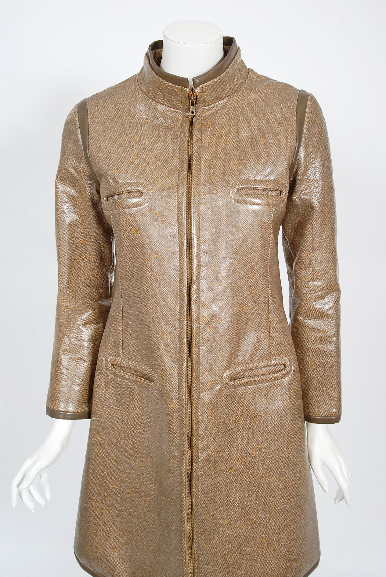 Marron Imperméable vintage Pierre Cardin documenté en tweed vinyle de l'ère spatiale, 1968  en vente