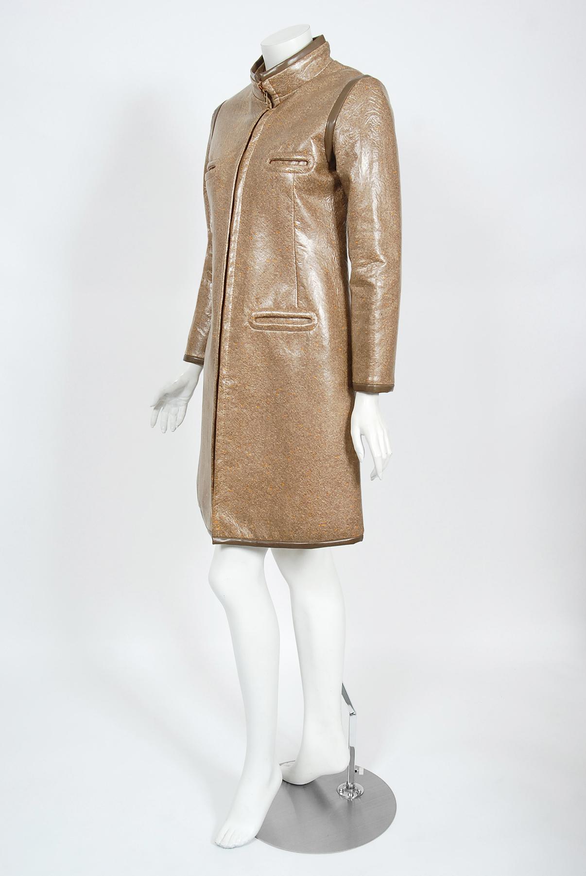 Vintage 1968 Pierre Cardin Dokumentierte Vinyl Tweed Space-Age Mod Trenchcoat  im Zustand „Gut“ im Angebot in Beverly Hills, CA