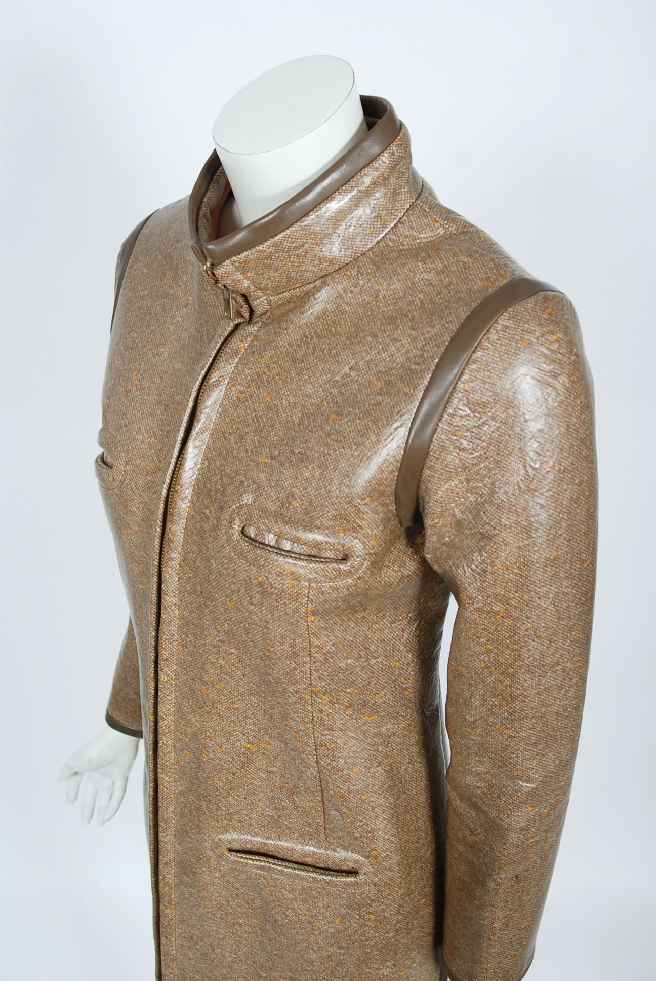 Imperméable vintage Pierre Cardin documenté en tweed vinyle de l'ère spatiale, 1968  Pour femmes en vente