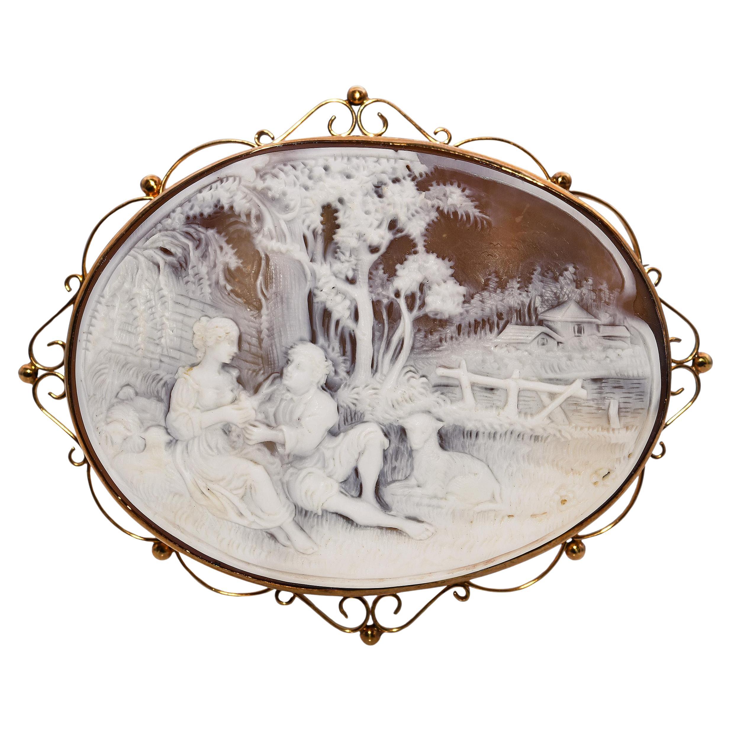 Vintage 1969 G Noto 9k Yellow Gold Shell Cameo Lovers Scene Brooch en vente