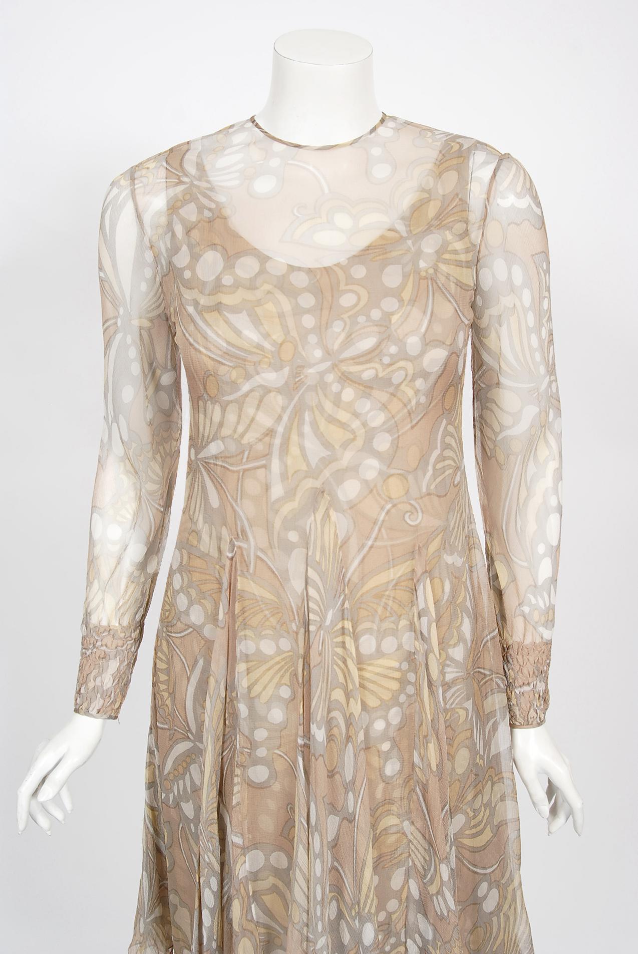 Magnifique ensemble de robes en mousseline de soie nue imprimée de papillons, datant de la collection 1969 de Galanos. Le dévouement à l'excellence de l'artisanat et du design a été le fondement de la longue carrière de James Galanos. La qualité de