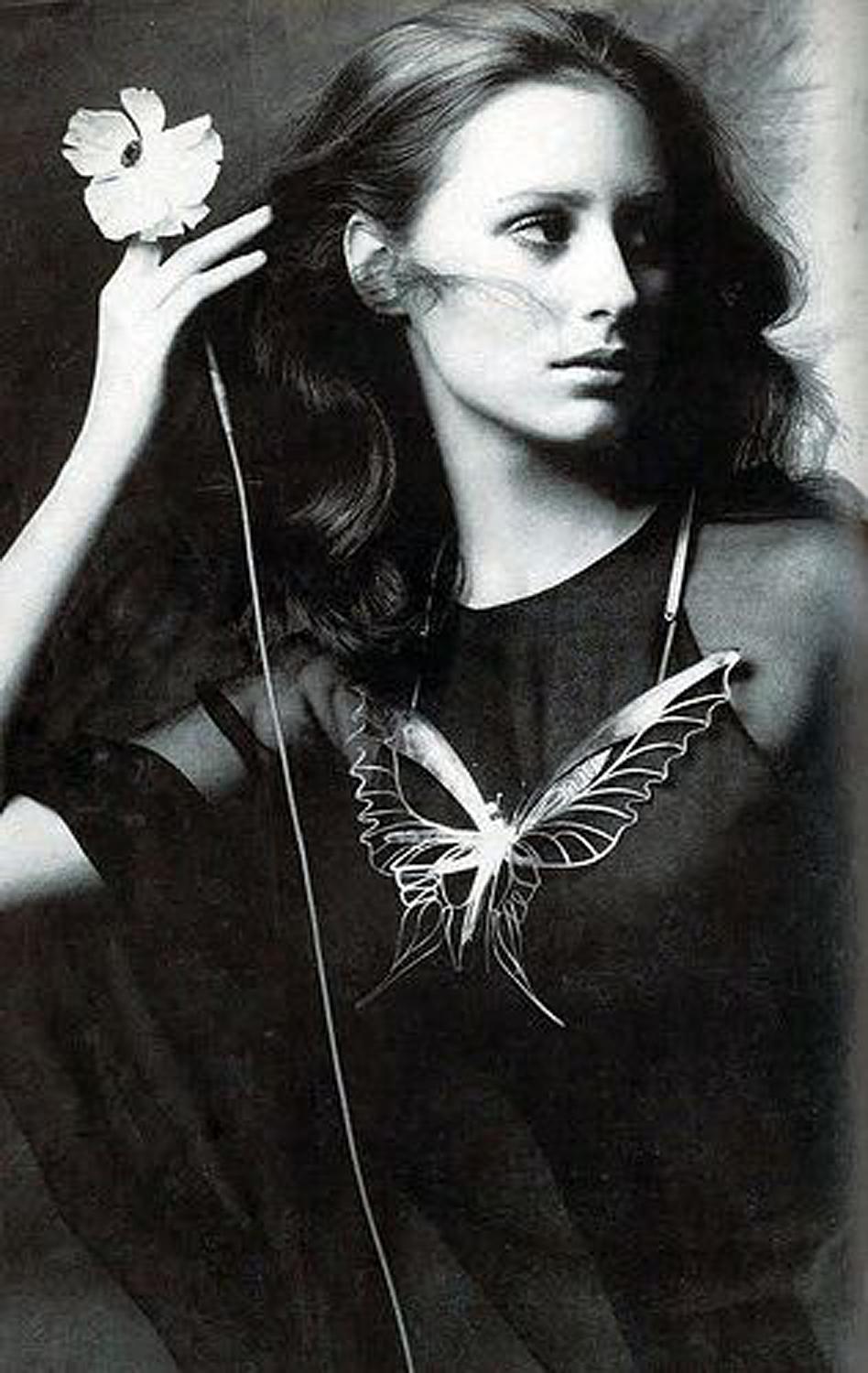 Beige Galanos Couture - Robe droite plissée en soie transparente à imprimé papillons, couleur chair, vintage 1969 en vente