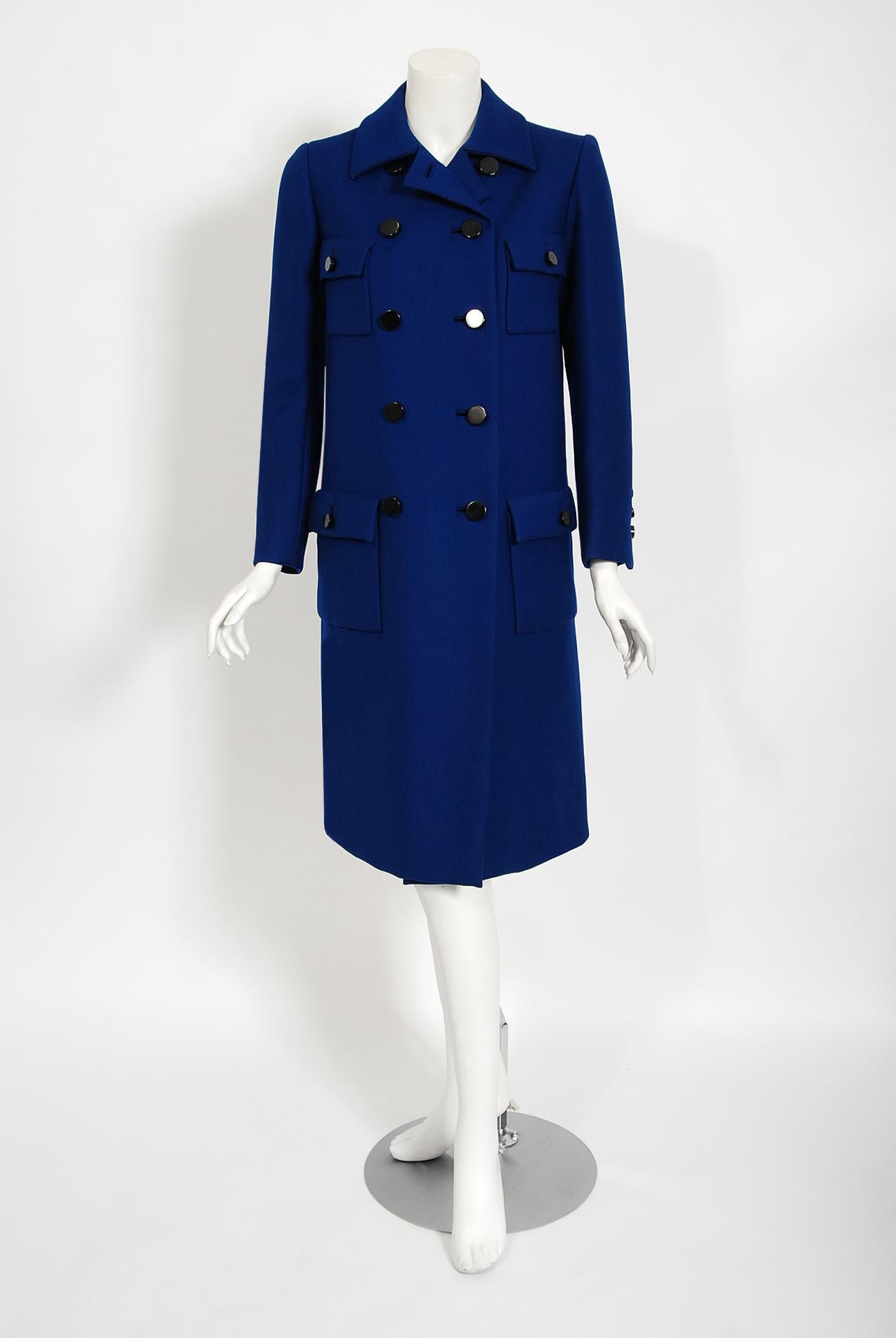 Dieser zeitlose Norman Norell-Mantel in schickem Königsblau ist ein Beispiel für die für ihn typische Mischung aus Couture-Qualität und typisch amerikanischem Stil. Dieses prächtige Kleidungsstück aus der Herbst-Winter-Kollektion 1969-70 hat eine