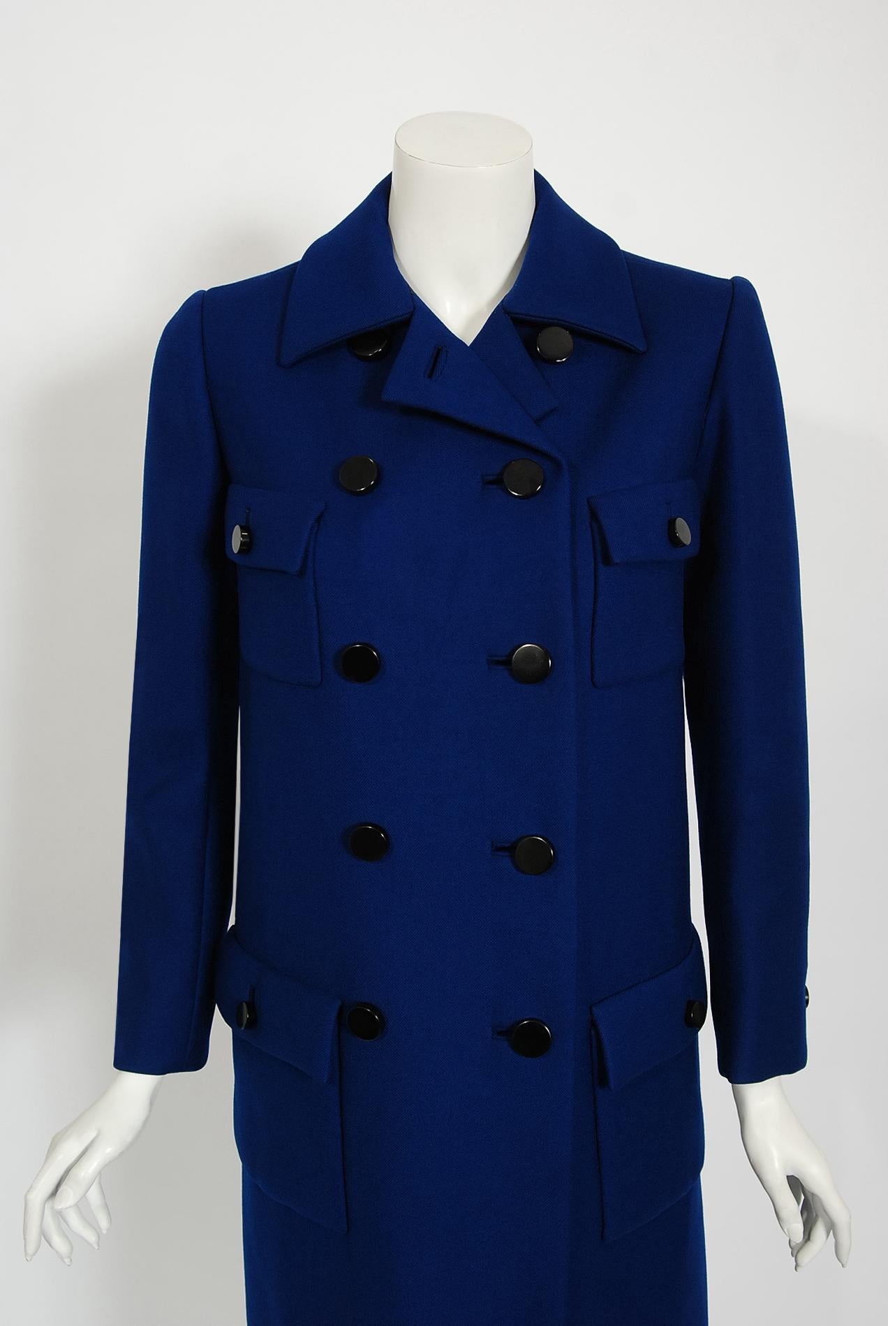Noir Manteau militaire vintage 1969 Norman Norell bleu royal en laine à double boutonnage en vente