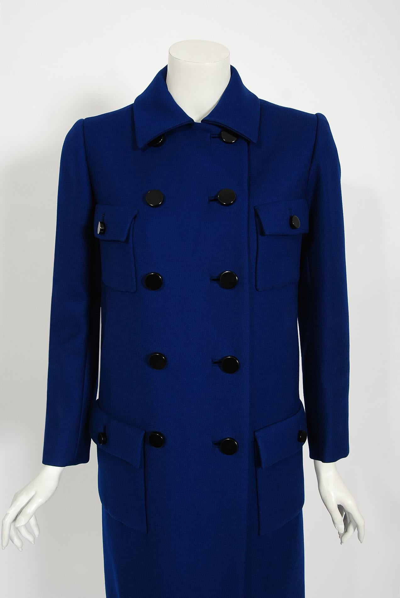 Manteau militaire vintage 1969 Norman Norell bleu royal en laine à double boutonnage Bon état - En vente à Beverly Hills, CA