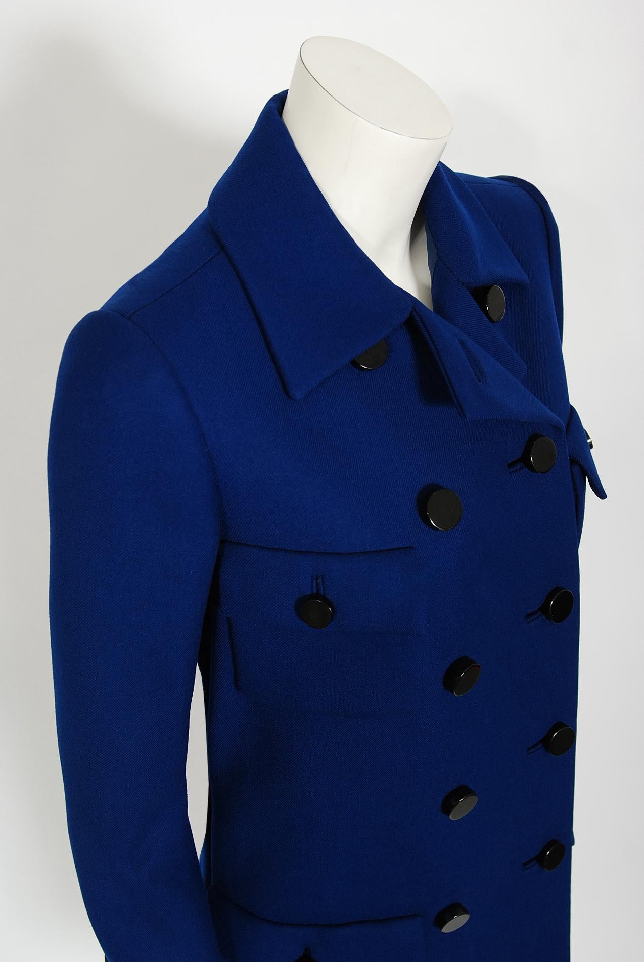 Manteau militaire vintage 1969 Norman Norell bleu royal en laine à double boutonnage Pour femmes en vente