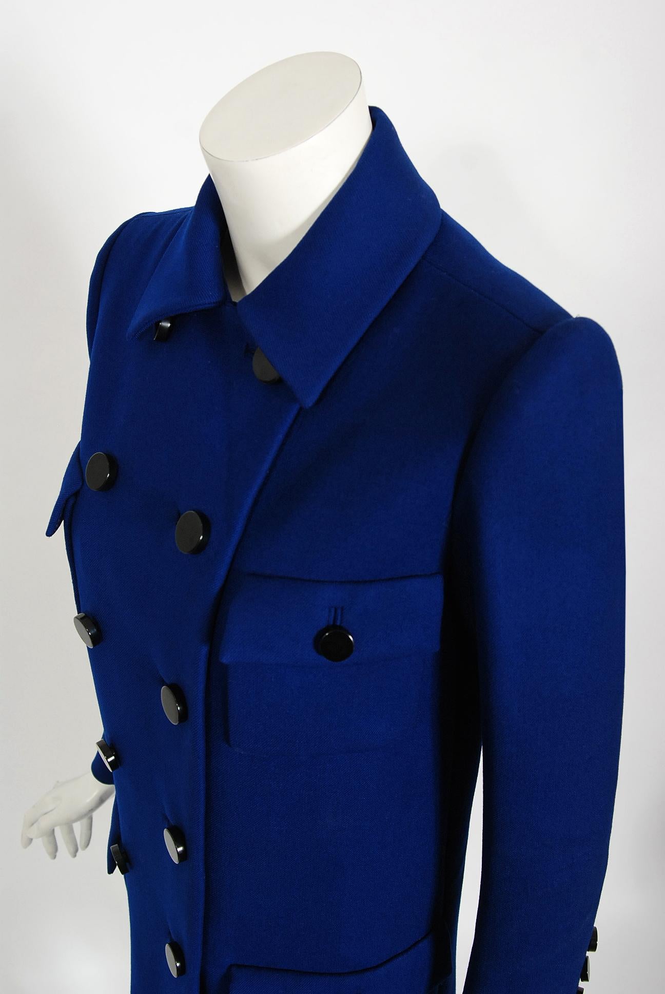 Vintage 1969 Norman Norell Zweireihiger Mod-Militärmantel aus königsblauer Wolle im Angebot 1