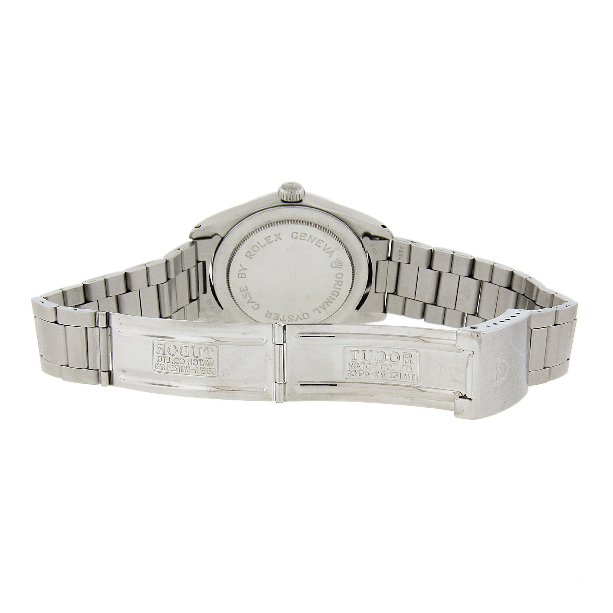 Cette montre-bracelet classique Tudor Date + Day date approximativement de 1969 et porte la référence 7017/0. Elle est dotée d'un rare cadran gris qui semble avoir été nettoyé par le passé en raison de dommages causés par l'eau. Le mouvement à
