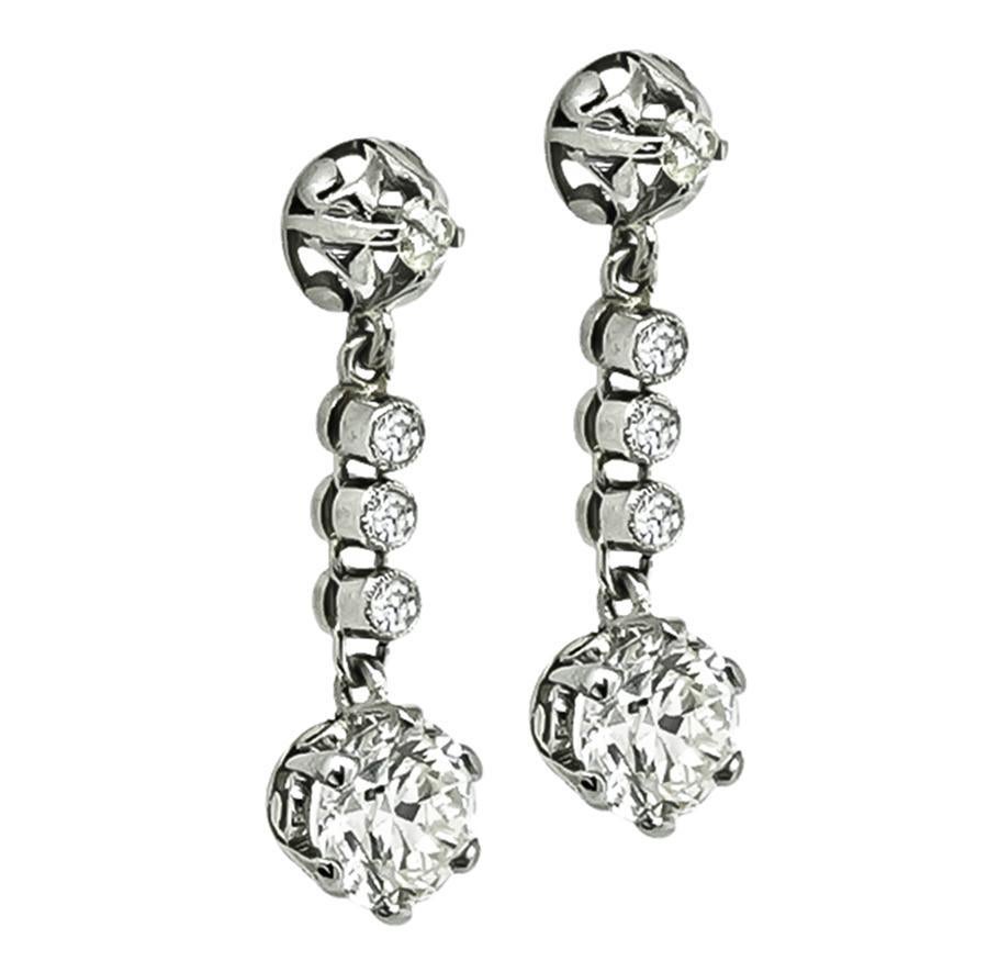 Dies ist ein erstaunliches Paar Platin-Ohrringe. Die Ohrringe bestehen aus 2 funkelnden Diamanten im alten europäischen Schliff mit einem Gewicht von ca. 0,99ct und 0,97ct. Die Farbe der Diamanten ist G-H mit VS-Klarheit. Das Gesamtgewicht der