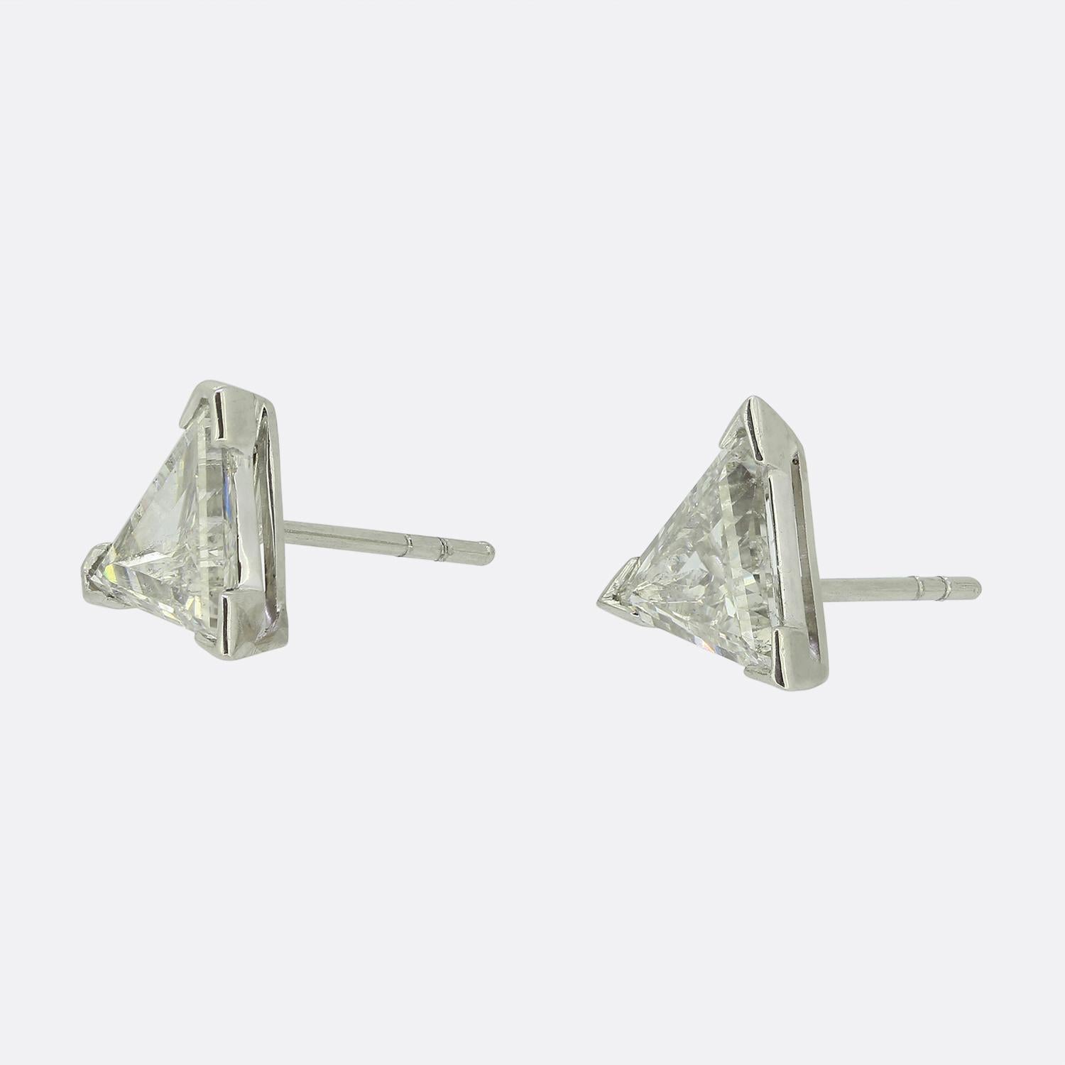 Hier haben wir ein entzückendes Paar Platin-Diamant-Ohrstecker. Jedes Stück ist mit einem Billionen-Diamanten besetzt, der in einer eleganten Fassung mit drei Zacken gefasst ist, um seinen strahlend weißen Glanz zu betonen. 

Zustand: Gebraucht