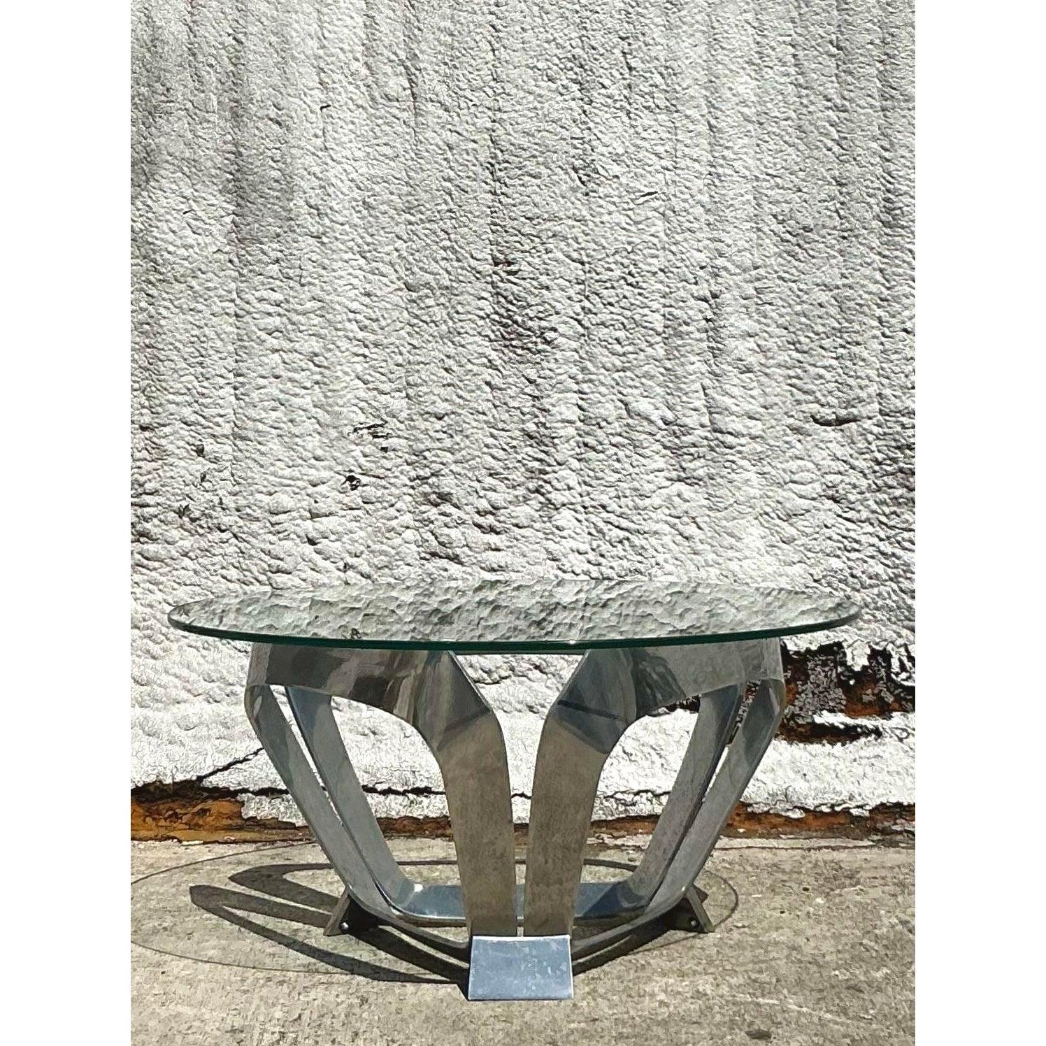 Cette étonnante table basse Vintage 1970 dans le style de Knut Hesterberg illustre l'innovation audacieuse du design moderne du milieu du siècle dernier. Dotée d'une base sculpturale iconique en aluminium aux lignes fluides et futuristes, elle