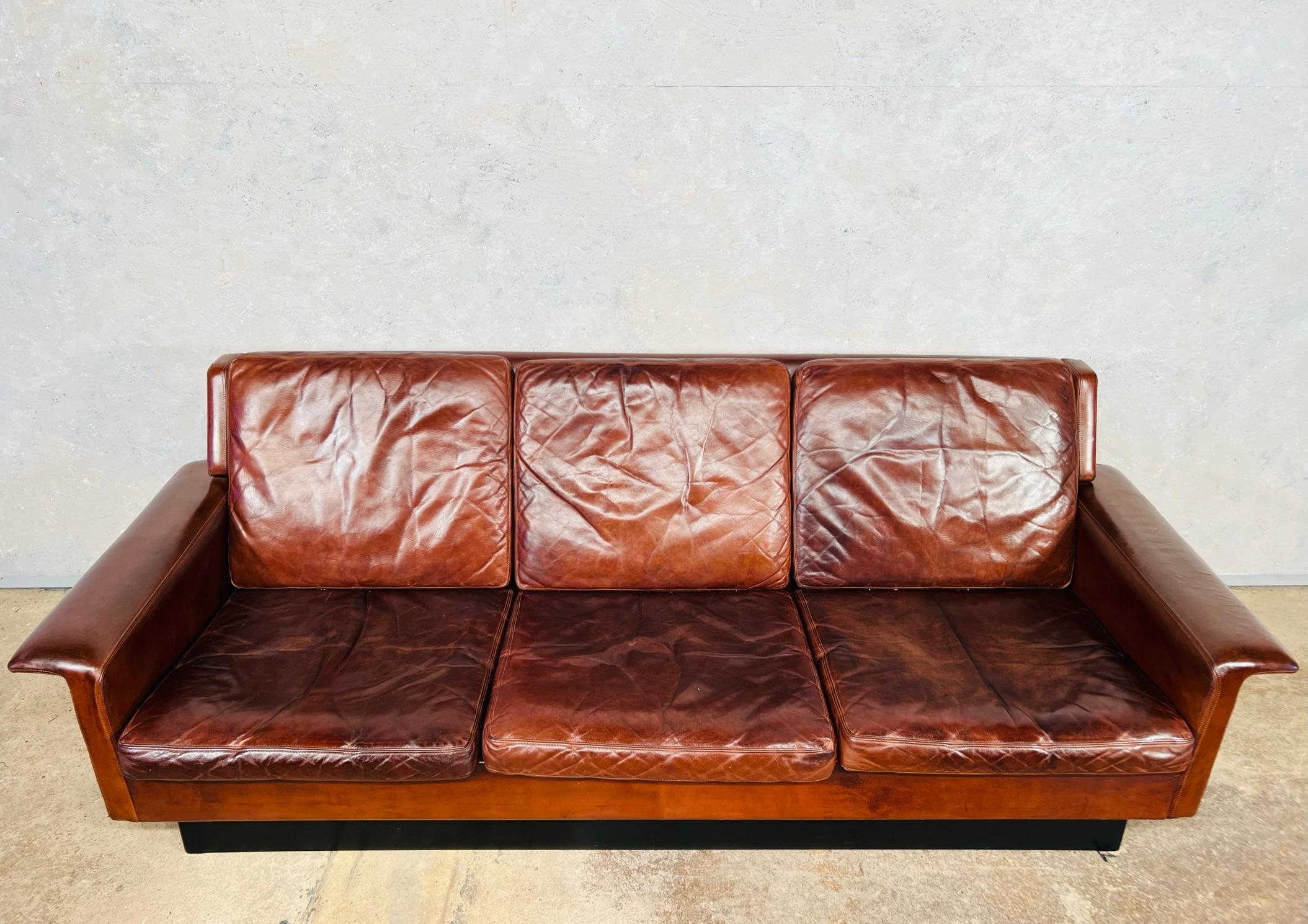 Vintage 1970 Arne Vodder Brown 3 Seater Leather Sofa For Fritz Hansen #533 In Good Condition For Sale In Lewes, GB