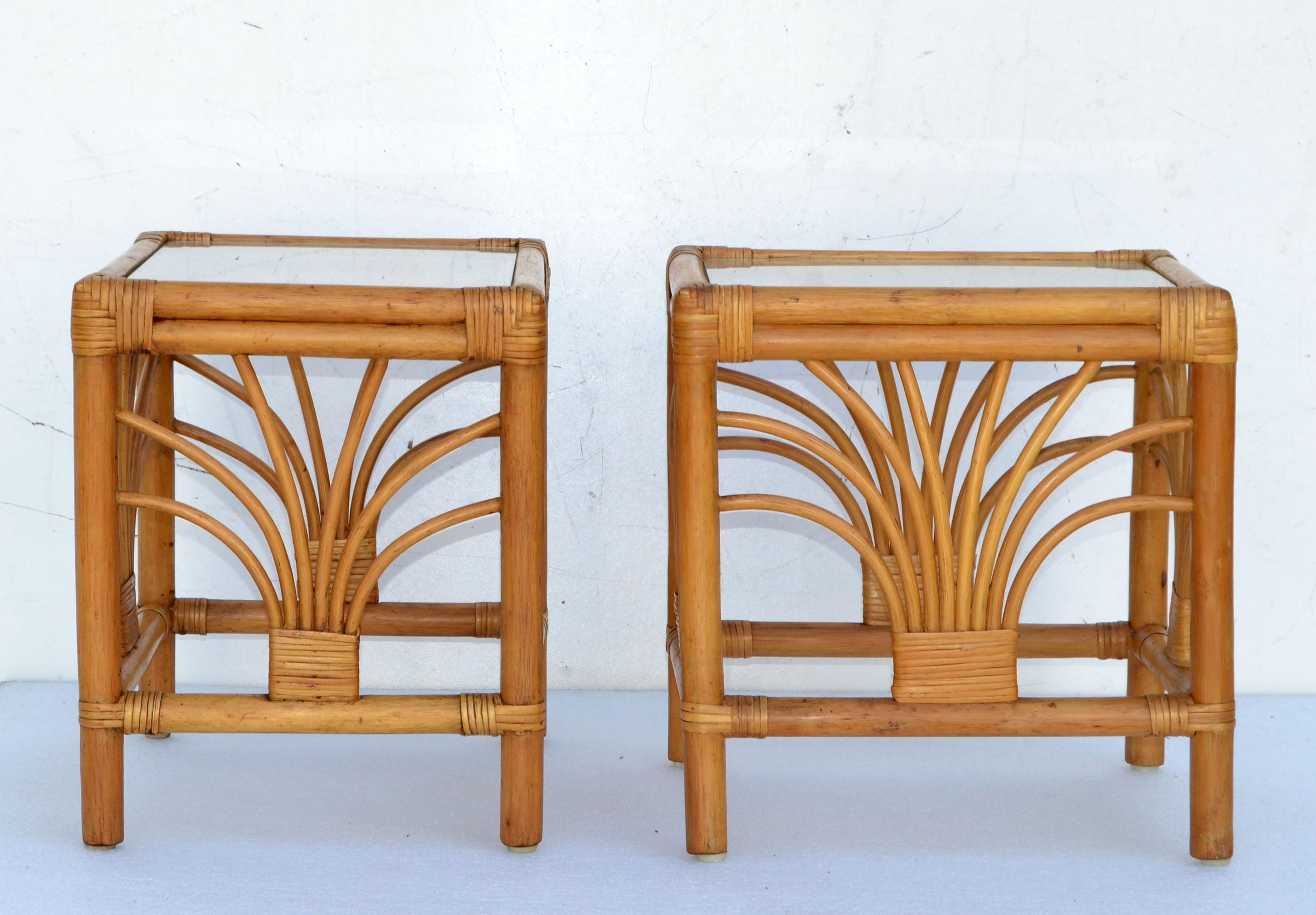 Paar böhmische handgefertigte Beistelltische aus Bambus, Schilf, Schilfrohr und Glasplatte, 1970  im Angebot 1