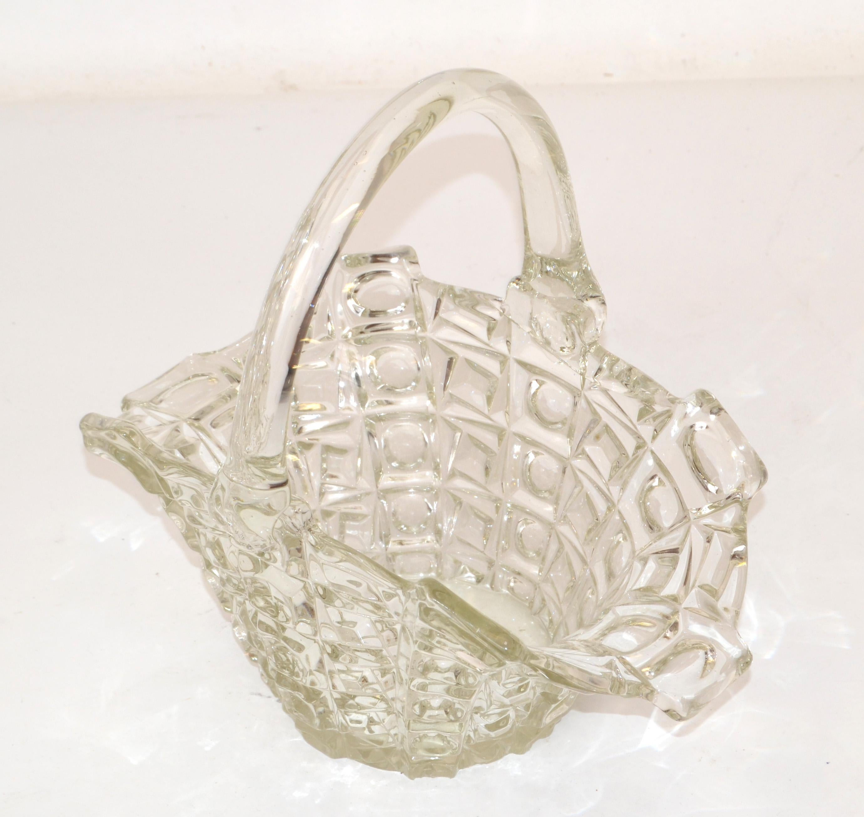 Dekorativer Vintage-Brautkorb aus klarem Kristallglas mit Henkel in der Tafelaufsatz, 1970 (Handgefertigt) im Angebot