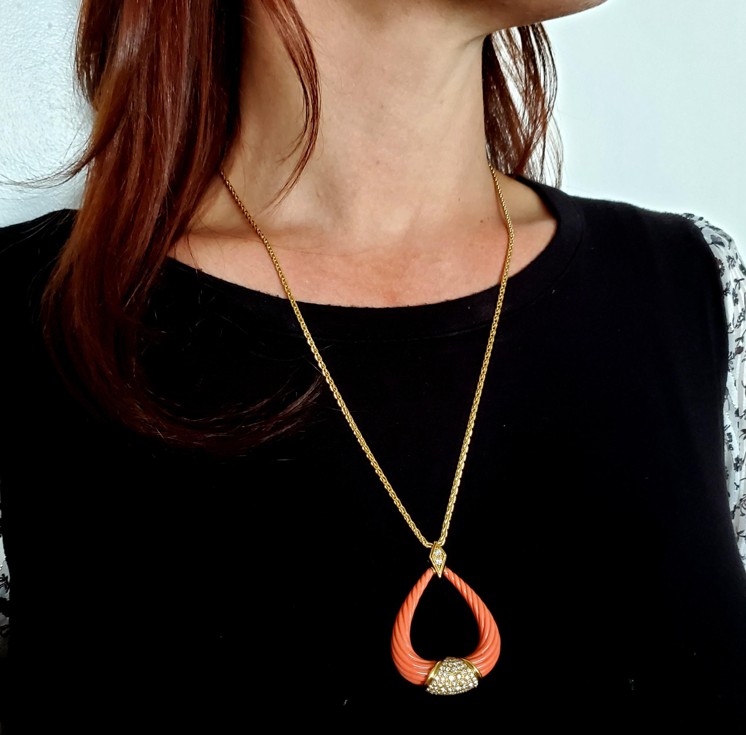 Classic fluted pendant necklace with coral and diamonds.

An statement piece, created in Italy back in the 1970's. This modernist pendant necklace was crafted in solid rich yellow gold of 18 karats with high polished finish and fitted with a diamond