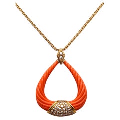 Vintage 1970 Fluted Coral Necklace Pendant in 18Kt Gold with 3.12 Ct in Diamonds