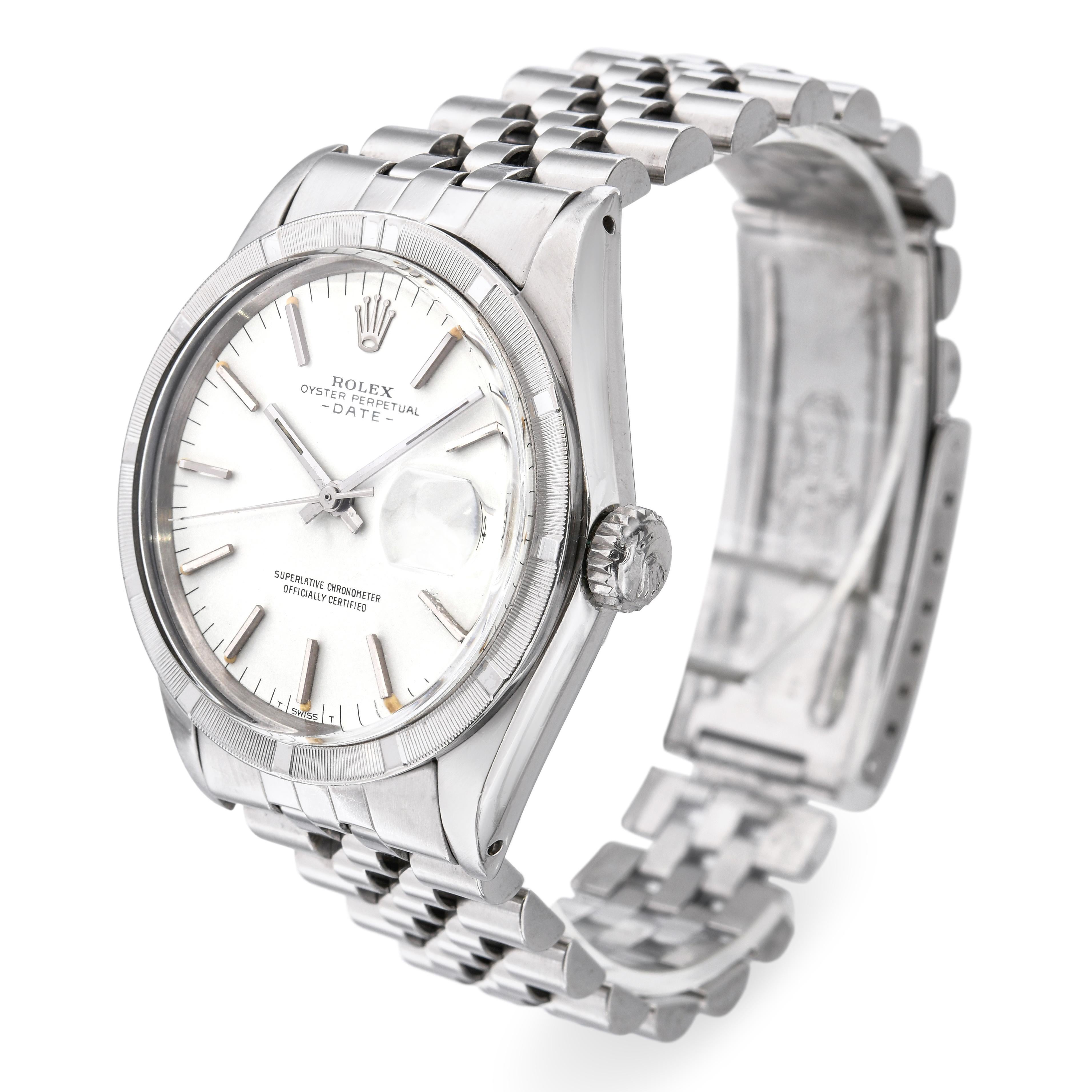 Cette Rolex Oyster Perpetual Date Ref. 1501 incarne l'attrait durable du design Rolex classique. Dotée d'un cadran blanc épuré et subtilement patiné, elle allie l'élégance discrète à la fiabilité des performances. La lunette caractéristique, tournée