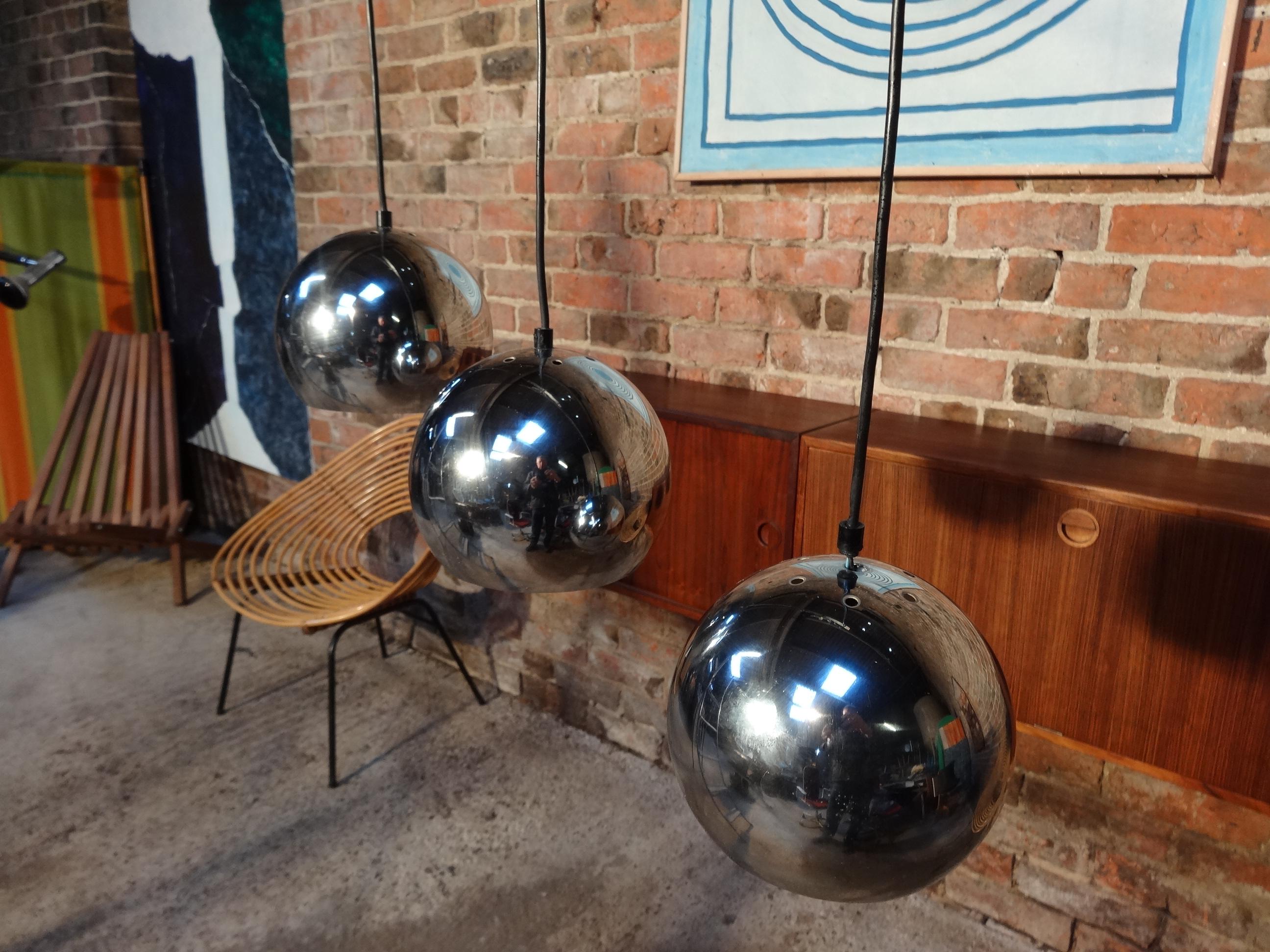 Vintage 1970 super retro metal 3 ball chrome ceiling light, each light can be hanging from the ceiling on a different level to make a great light effect. 

Measures: Height 100cm, depth 18cm, width 70cm.