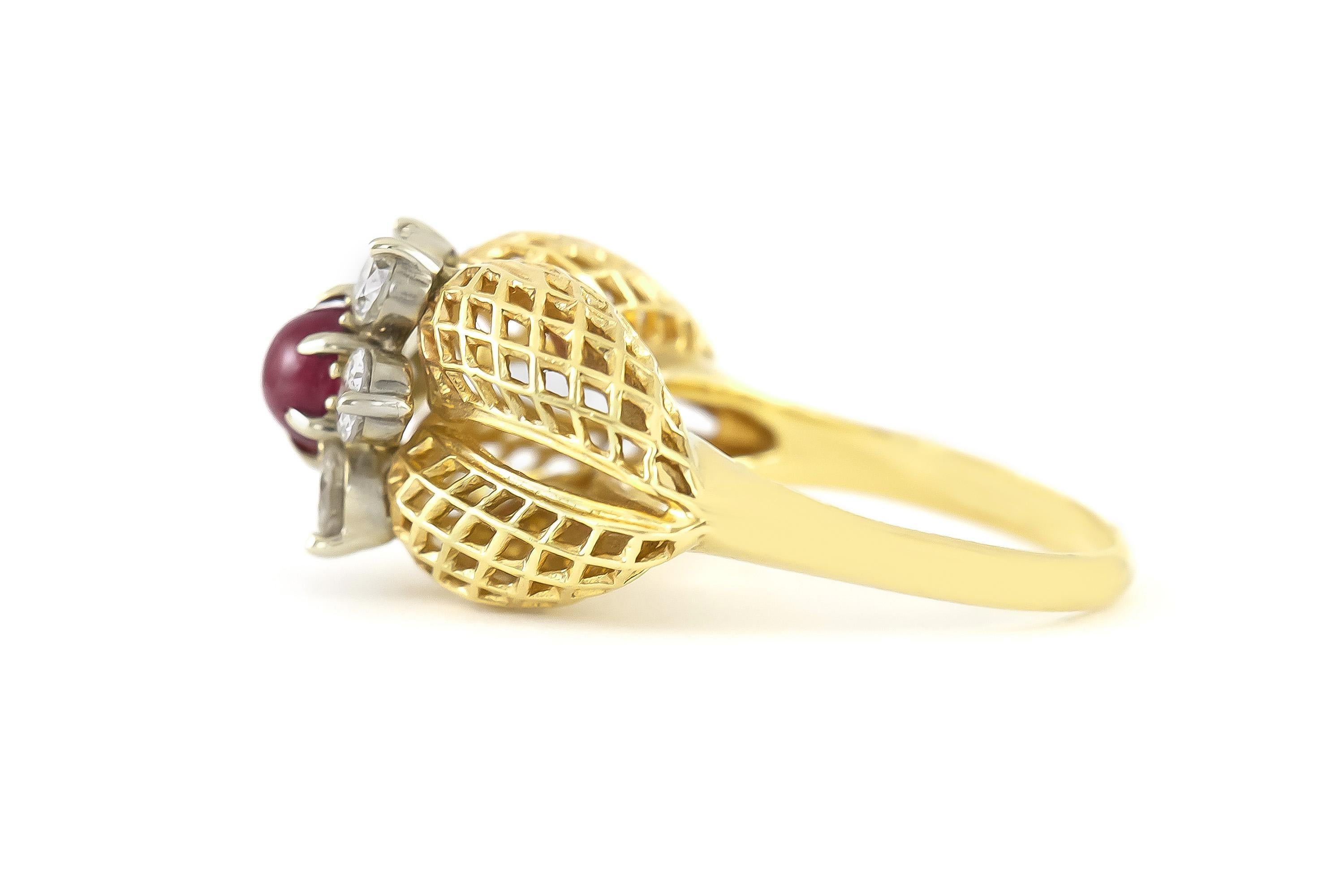 Finement réalisé en or jaune 14 carats avec un rubis cabochon pesant environ 0,50 carat, rehaussé de six diamants ronds de taille brillant pesant au total environ 0,60 carat.
Circa 1970
Taille 5 3/4, redimensionnable