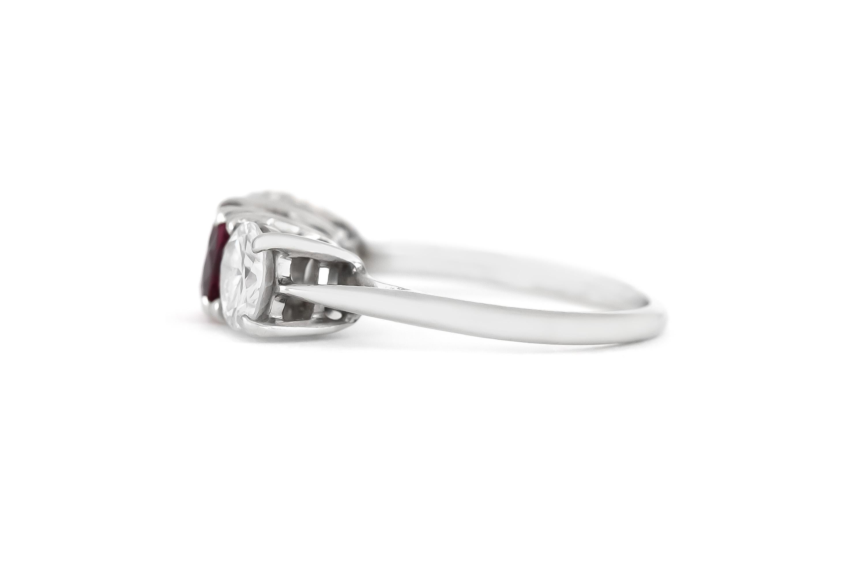 Finement réalisé en or blanc 14 carats avec un rubis de taille ronde pesant environ 0,90 carat, et 2 diamants de taille ronde et brillante pesant au total environ 1,60 carat.
Circa 1970
Taille 5 1/2, redimensionnable