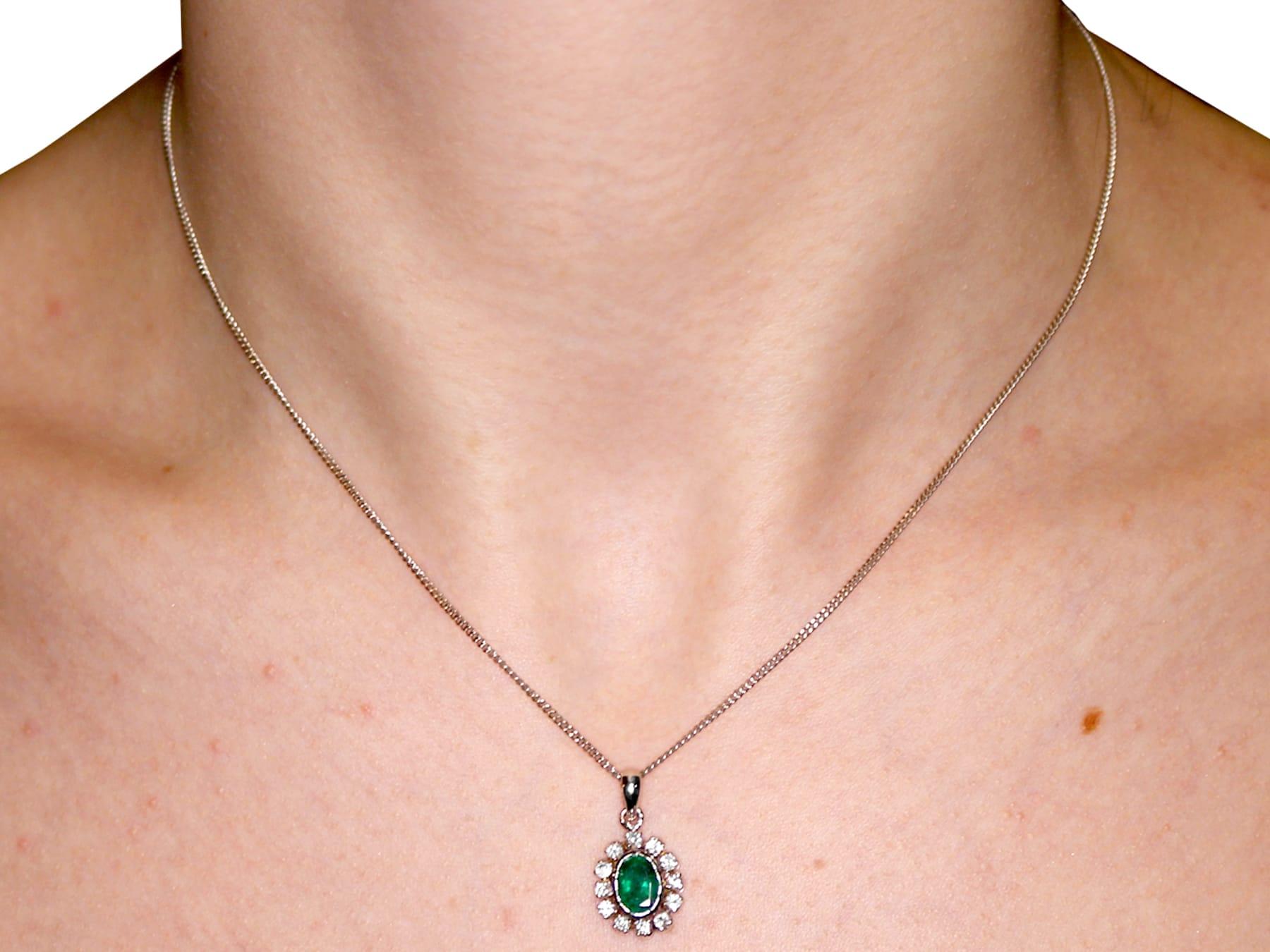 Vintage 1970s 1.02 Carat Emerald and Diamond White Gold Pendant For Sale 2