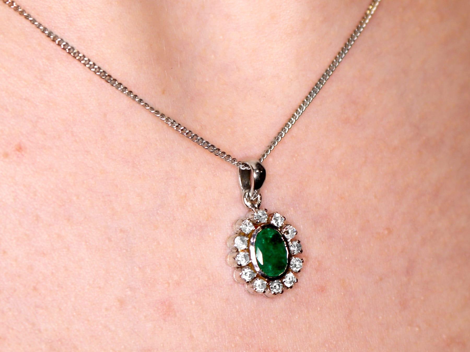 Vintage 1970s 1.02 Carat Emerald and Diamond White Gold Pendant For Sale 3