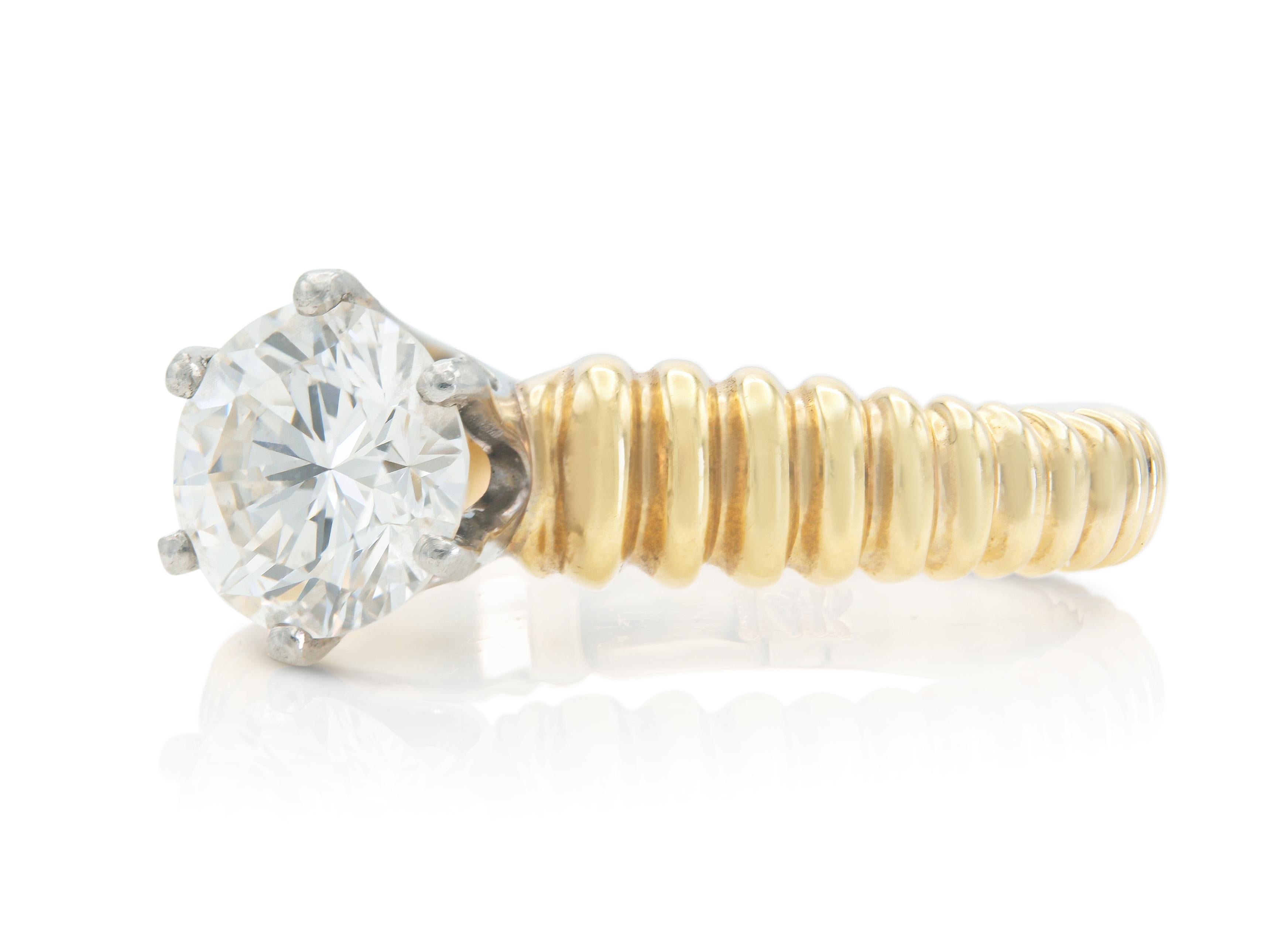 Finement réalisée en or jaune 14k, elle est ornée au centre d'un diamant rond de taille Brilliante pesant 1,22 carat, de couleur H-I et de pureté VS1-VS2.
Circa 1970
Taille 6 3/4, redimensionnable