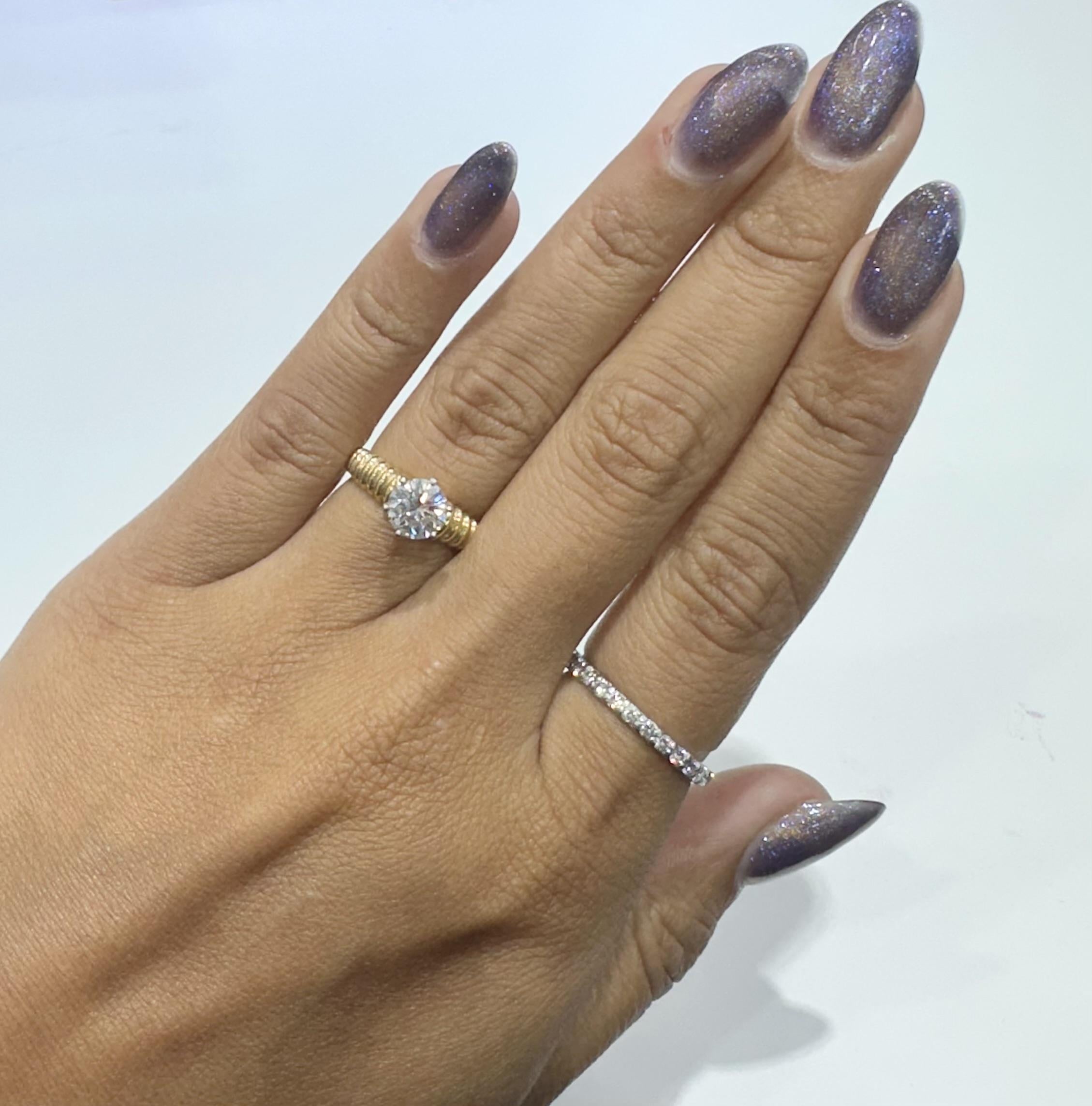 Bague de fiançailles Vintage 1970 1.22 Carat Round Cut Diamond Pour femmes en vente