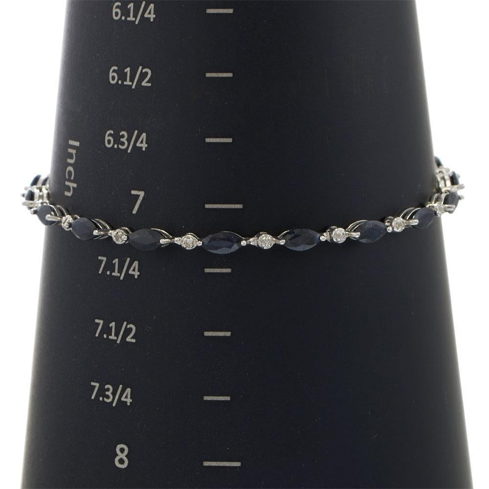 Elegante richiamo al design degli anni '70, questo bracciale vintage in oro bianco 14KT abbina zaffiri blu intenso con delicati diamanti a taglio rotondo in un motivo alternato di raffinatezza senza tempo. La lunghezza di 7,25 pollici avvolge