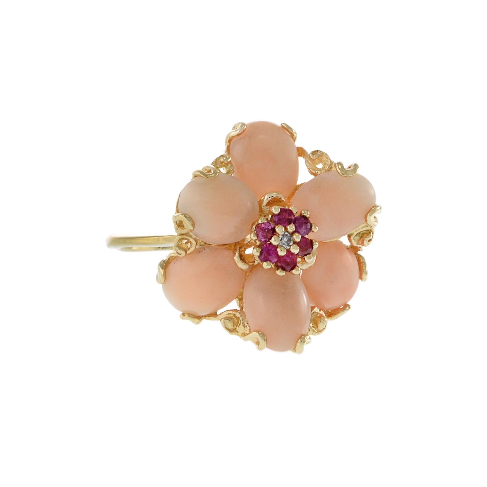 Anillo vintage de oro amarillo de 14 quilates de los años 70 con coral piel de ángel, rubí y diamantes. Esta exquisita pieza presenta una impresionante pieza central de coral piel de ángel, complementada con vibrantes rubíes que suman 0,12 quilates