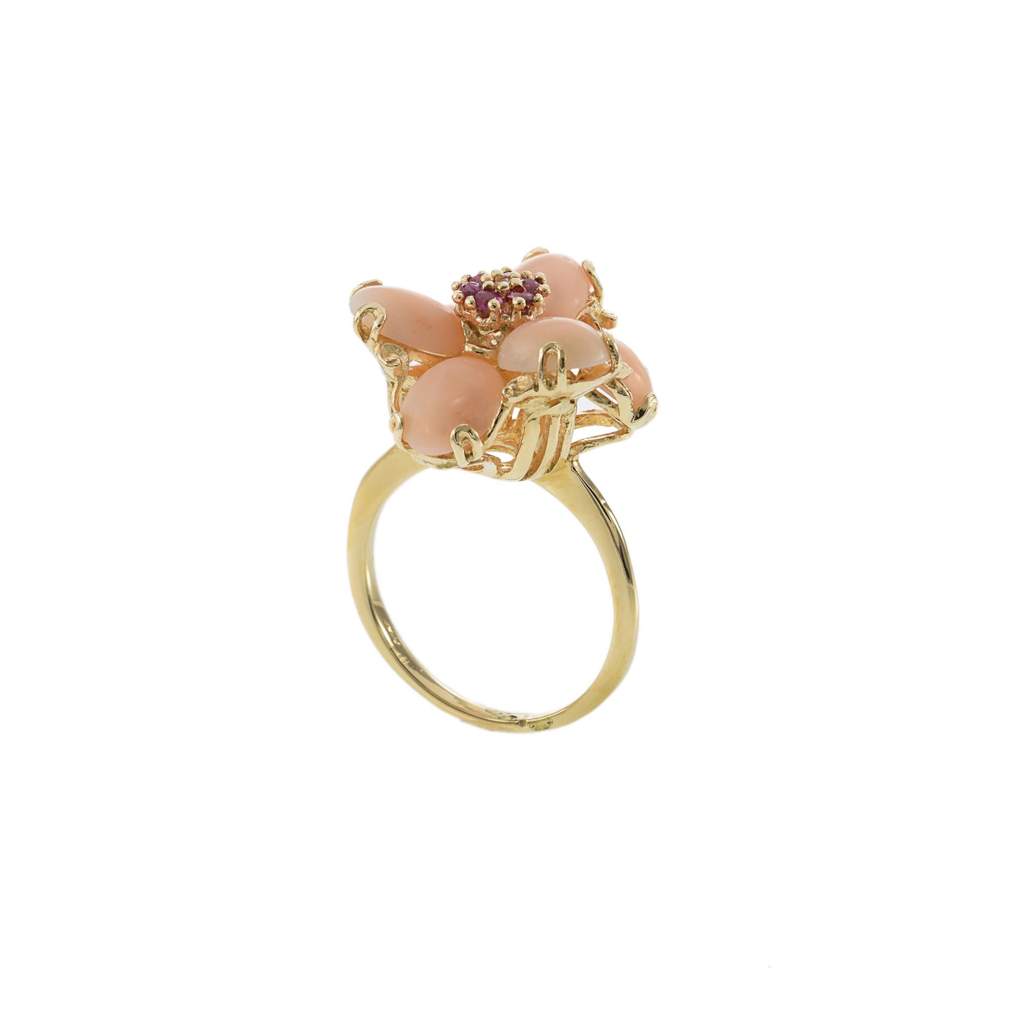 Anillo vintage de oro amarillo de 14 quilates de los años 70 con coral piel de ángel, rubí y diamantes Moderno en venta